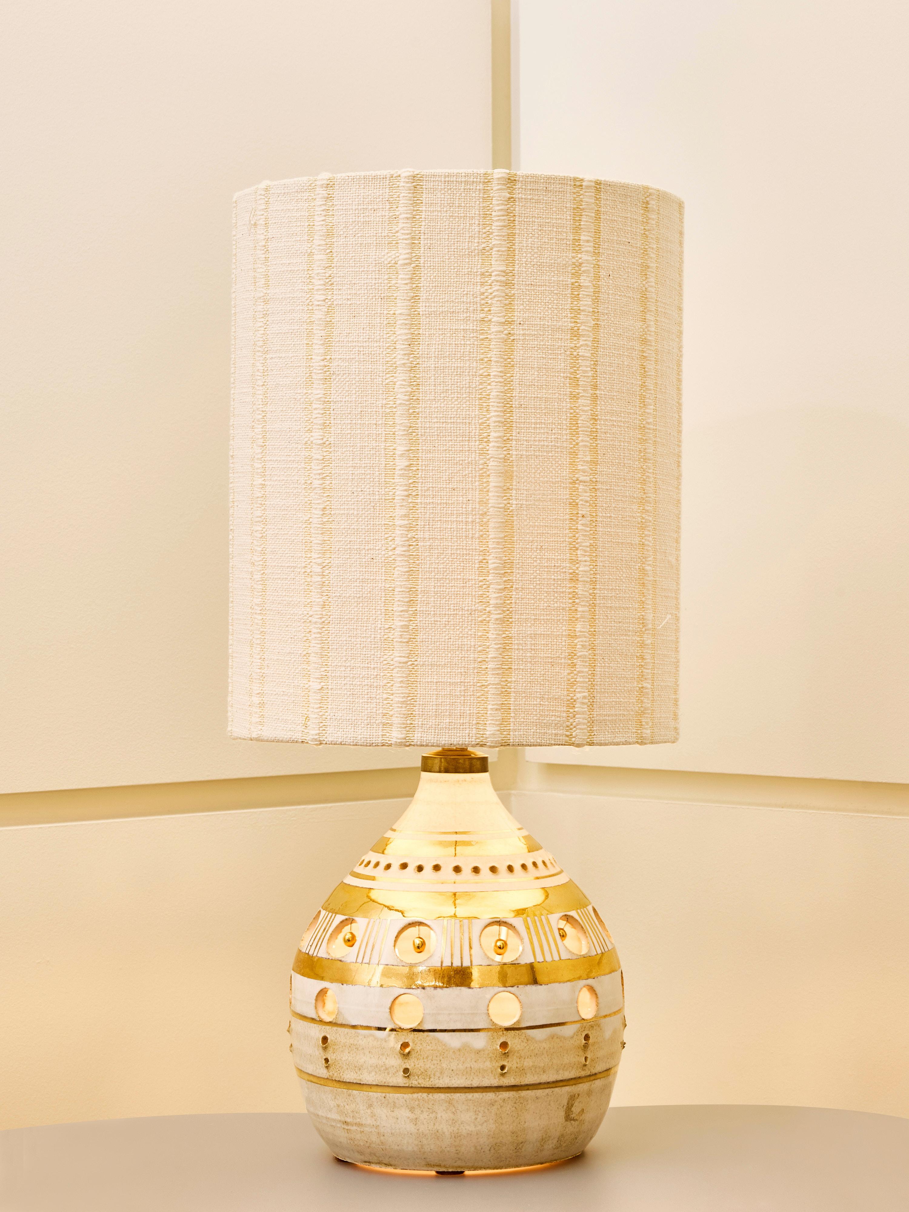 Eine atemberaubende, handgefertigte Keramik-Tischleuchte von Georges Pelletier, einem gefeierten französischen Keramiker, der für seine unverwechselbare Verschmelzung von skulpturaler Form und verspielten Lichtperforationen bekannt ist. Dieses Stück