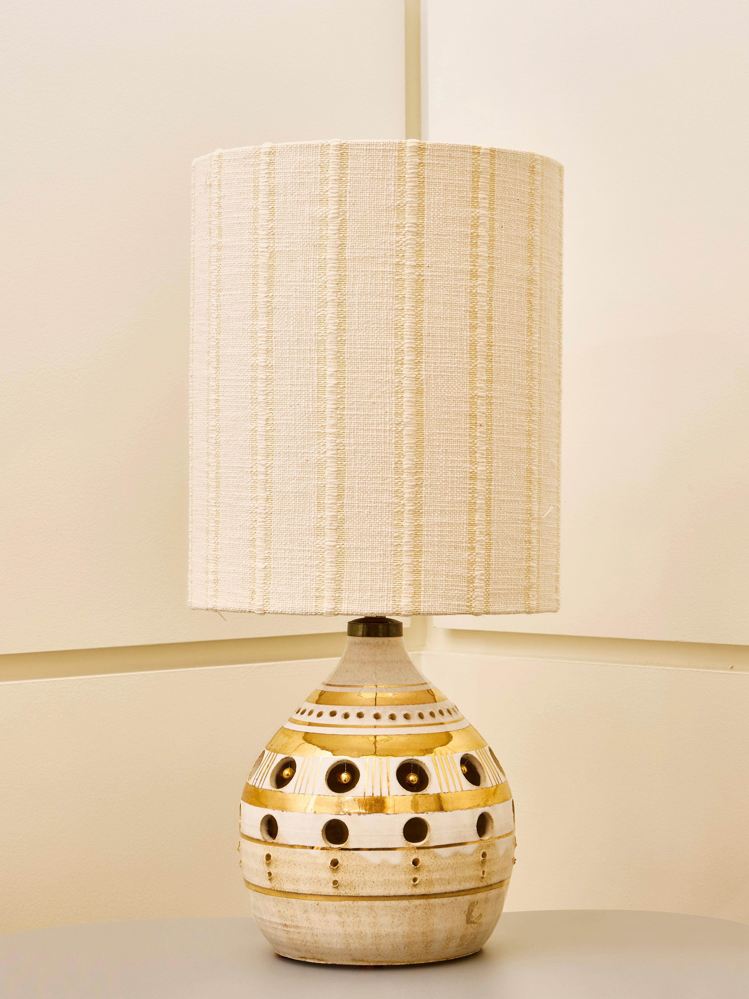 Kleine weiß-goldene keramik-tischlampe von Georges Pelletier (Moderne der Mitte des Jahrhunderts) im Angebot