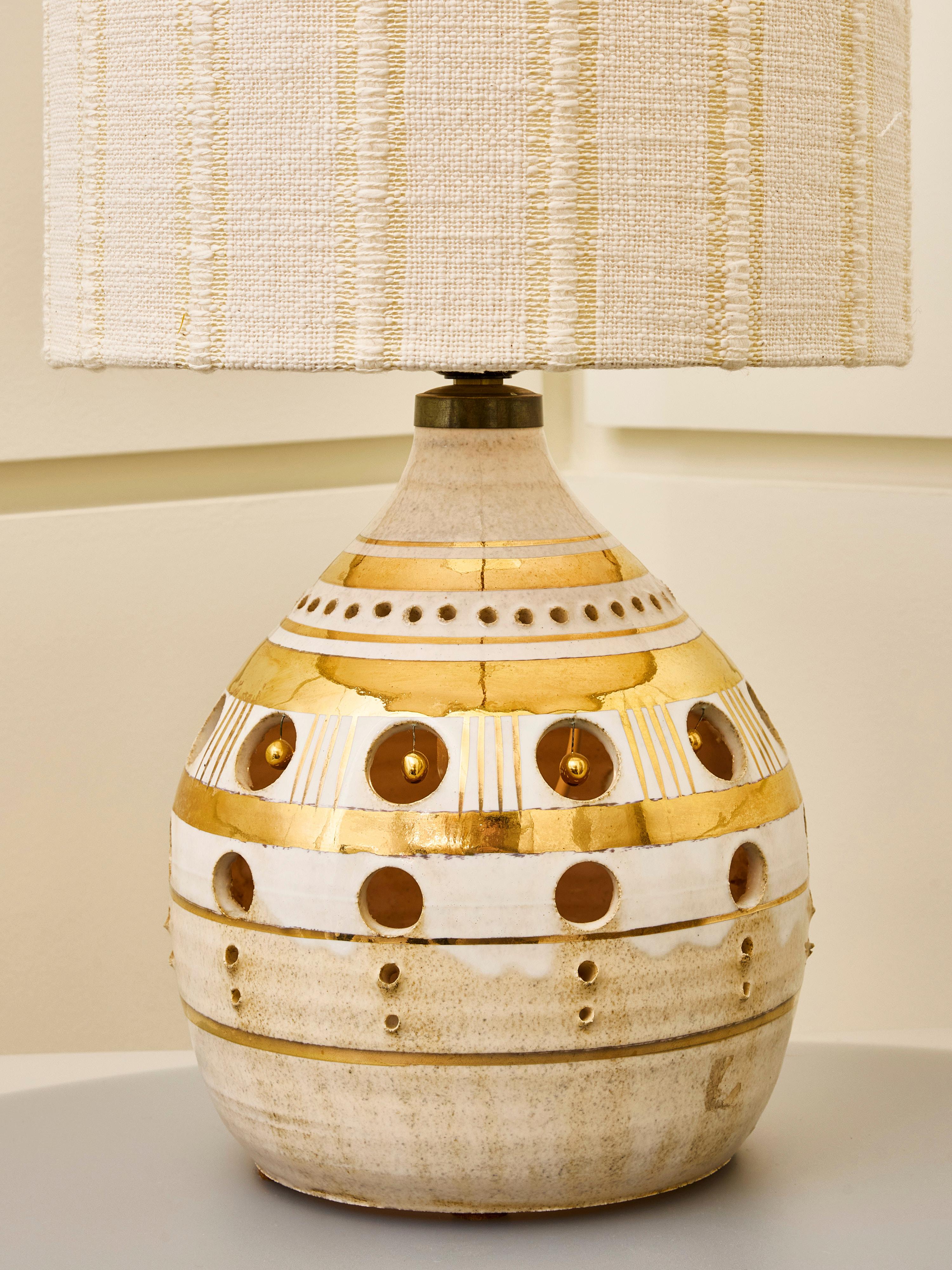 Kleine weiß-goldene keramik-tischlampe von Georges Pelletier (Französisch) im Angebot