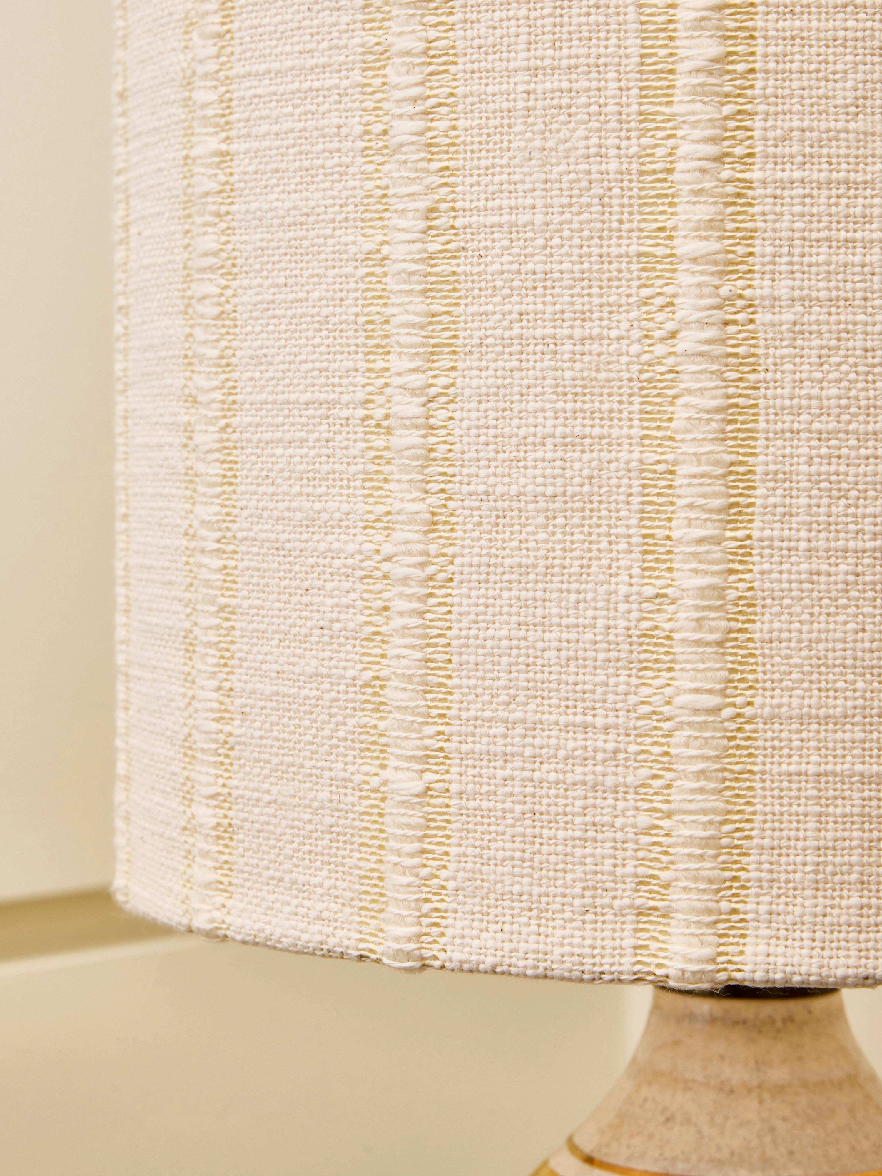 Kleine weiß-goldene keramik-tischlampe von Georges Pelletier im Zustand „Gut“ im Angebot in Saint-Ouen, IDF