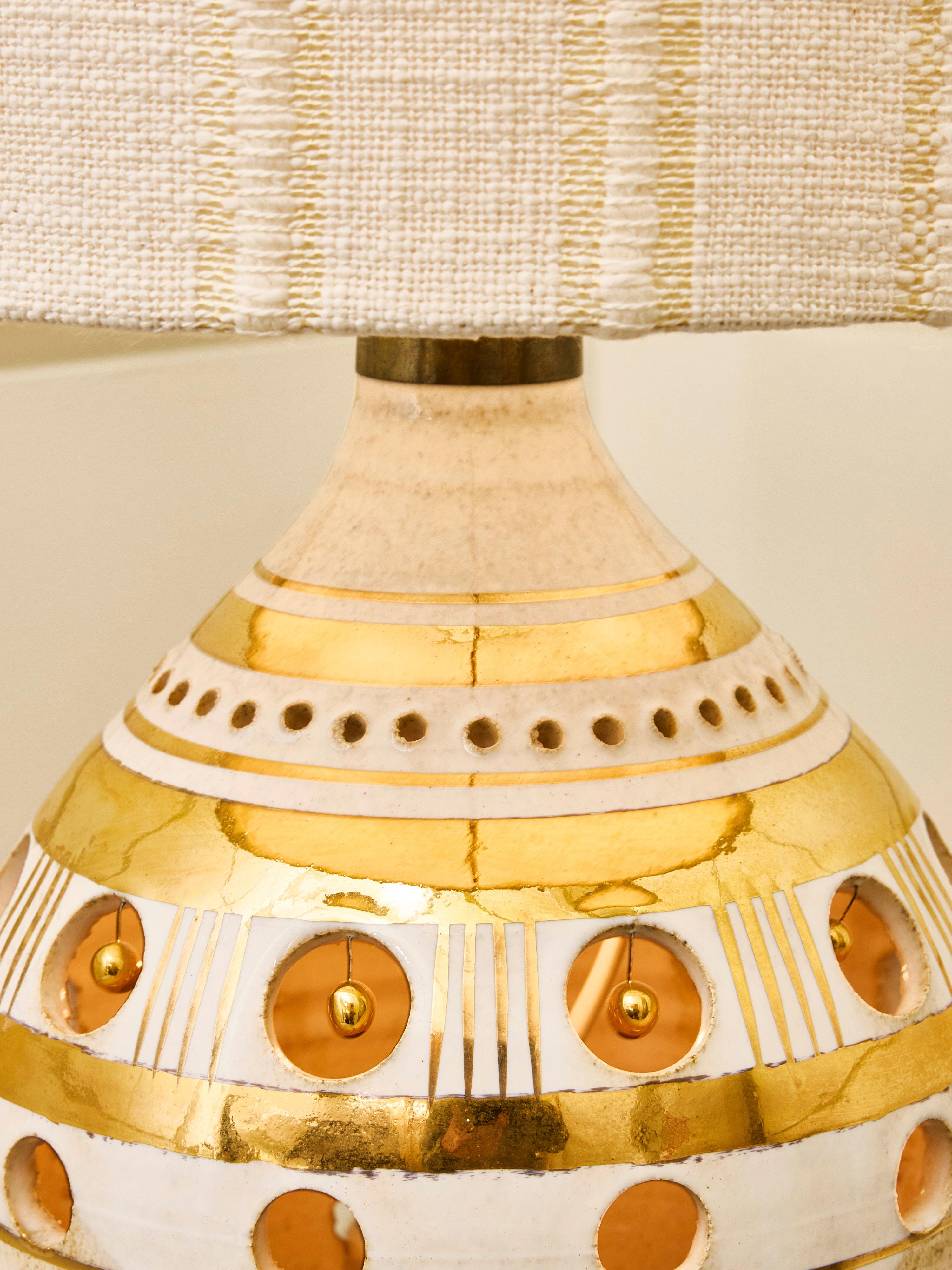 Kleine weiß-goldene keramik-tischlampe von Georges Pelletier (Mitte des 20. Jahrhunderts) im Angebot