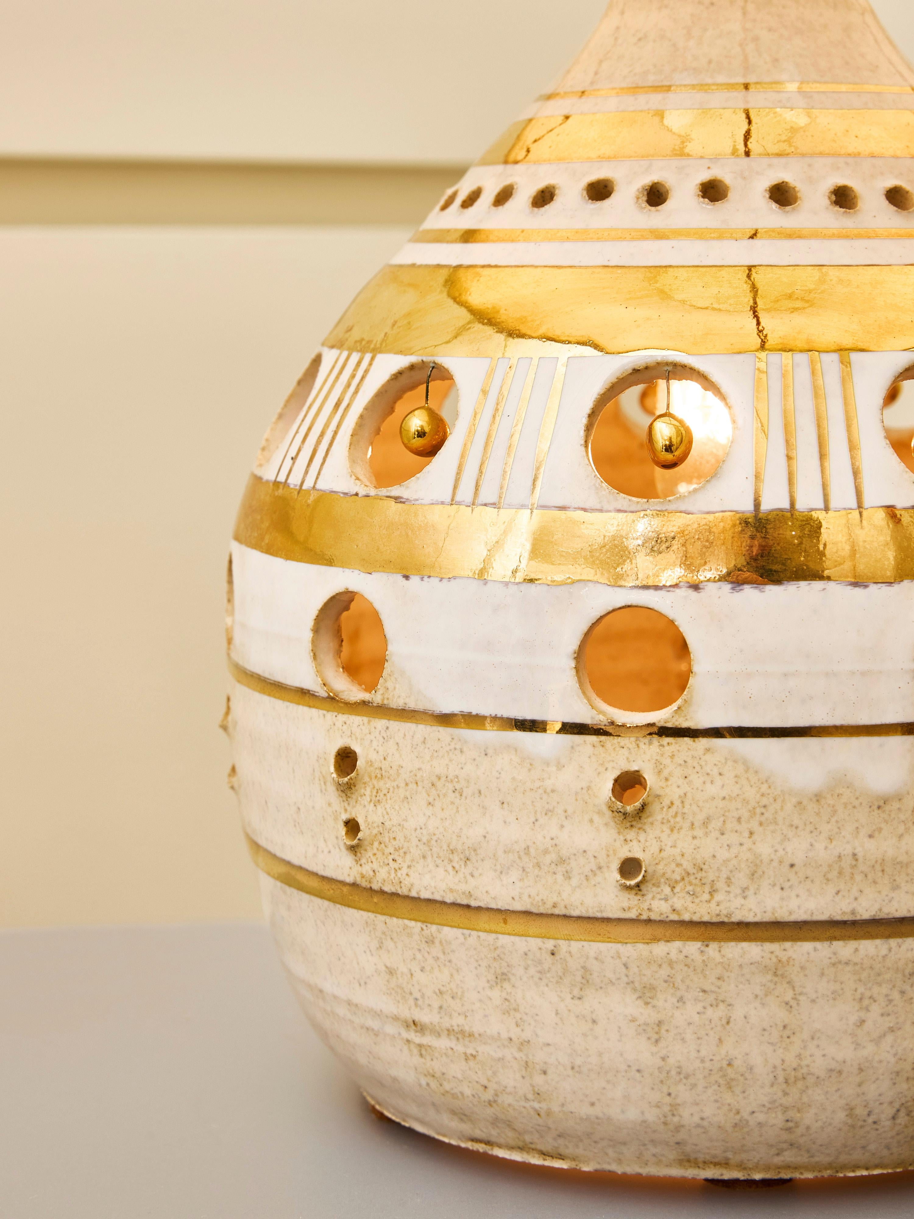 Kleine weiß-goldene keramik-tischlampe von Georges Pelletier (Keramik) im Angebot