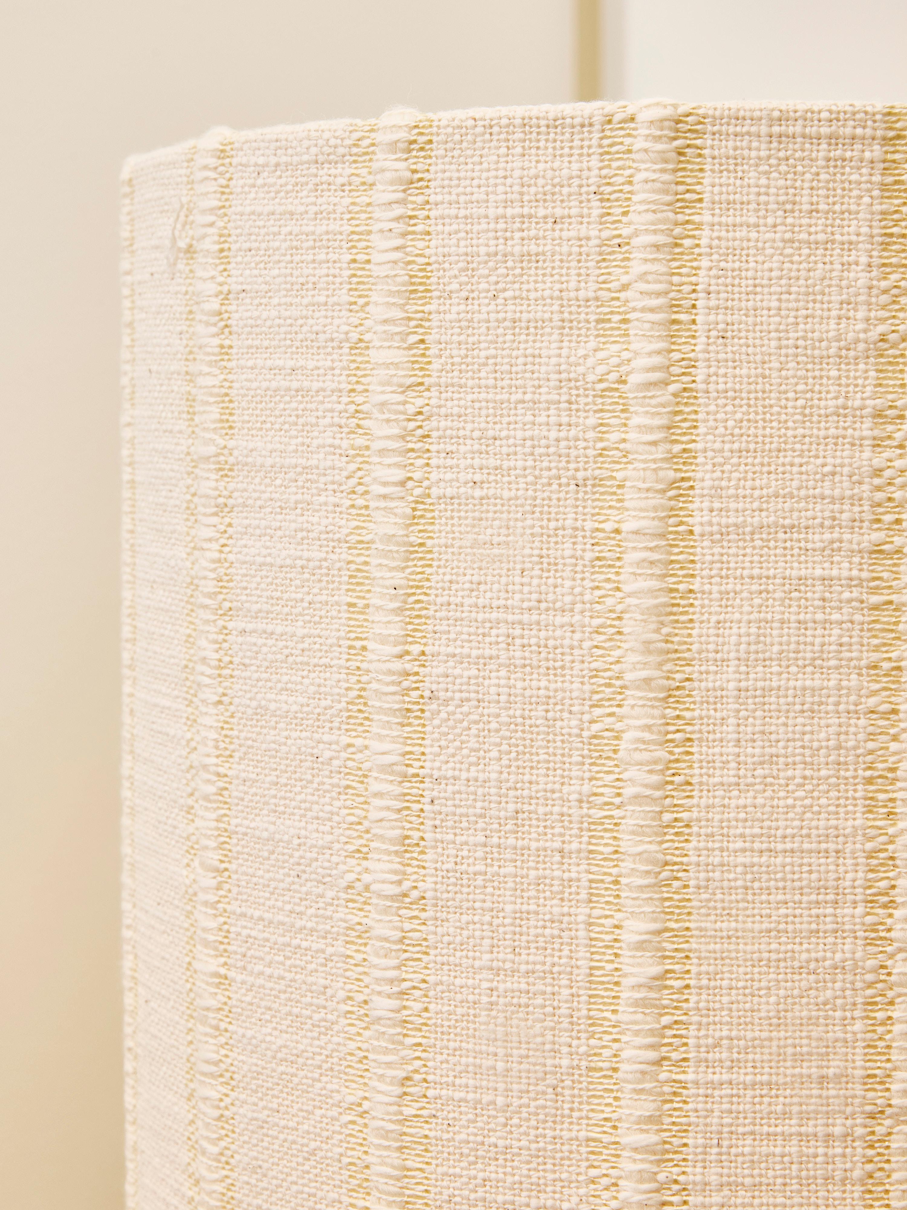 Kleine weiß-goldene keramik-tischlampe von Georges Pelletier im Angebot 1