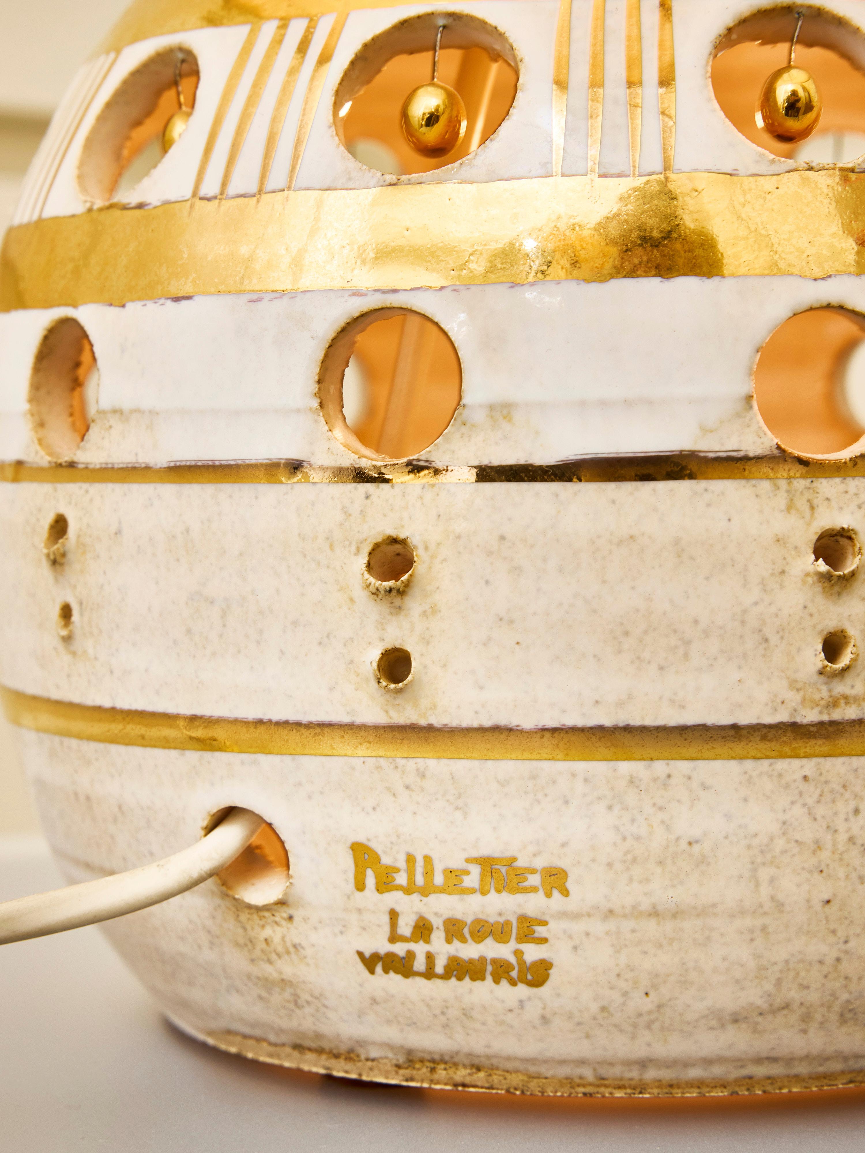 Kleine weiß-goldene keramik-tischlampe von Georges Pelletier im Angebot 2