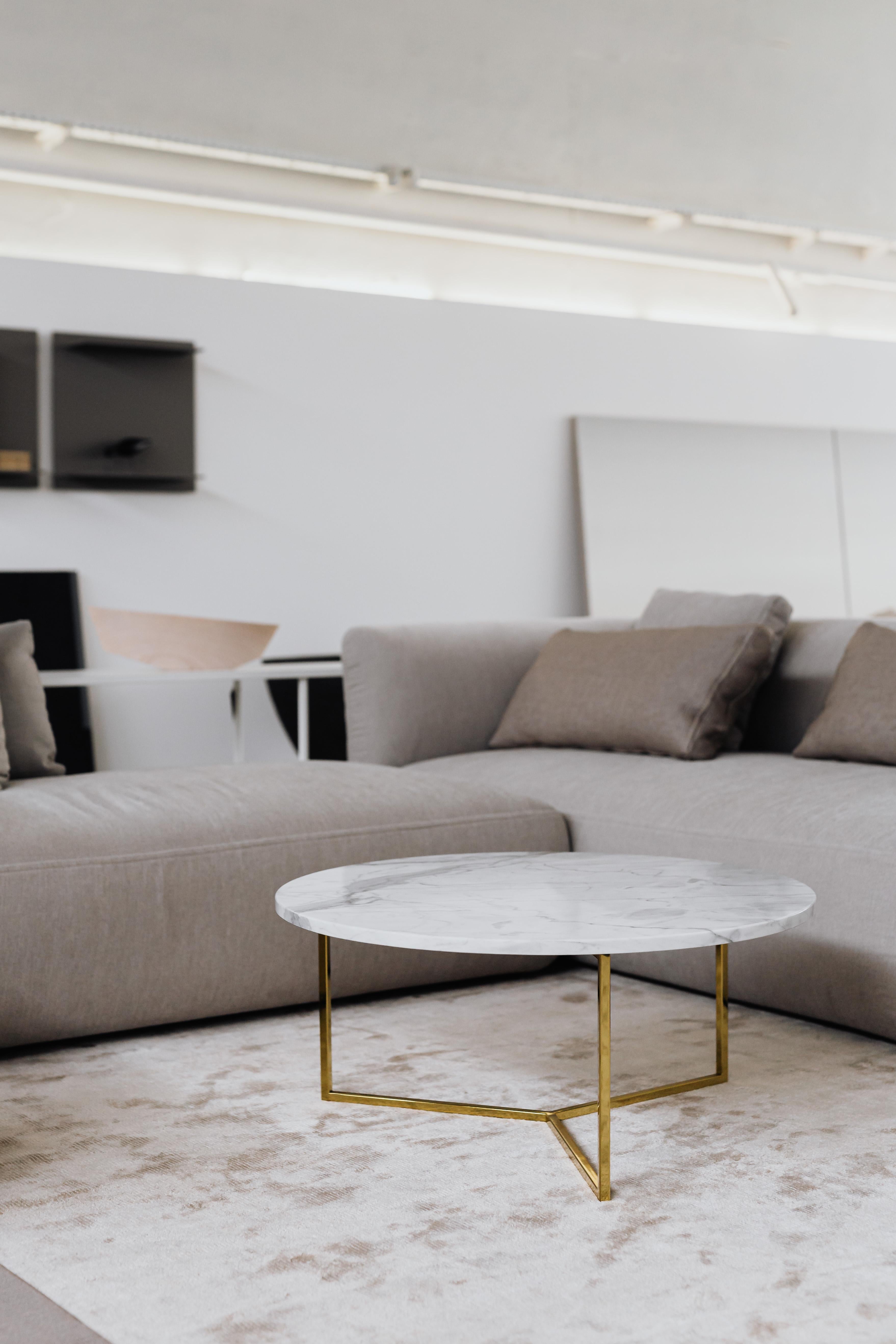 Small white brass oval coffee table by Un’common.
Dimensions: D 70 x H 35 cm.
Materials: marble, brass.

Oval brass is a round coffee bench made of beautiful white Carrara marble or graphite Port Laurent with a beautiful veining and brassed