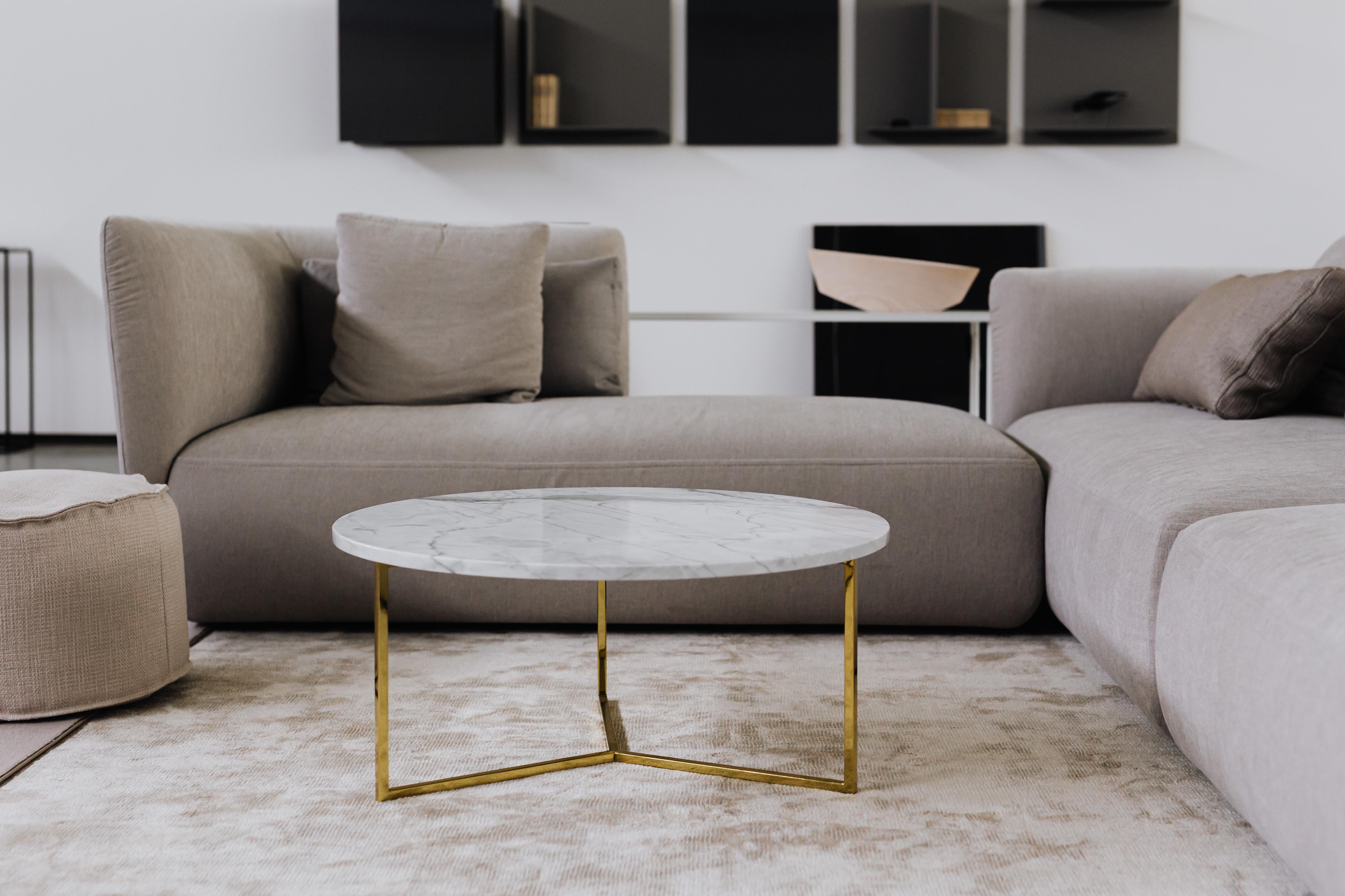 Small White Brass Oval Coffee Table by Un’common In New Condition In Geneve, CH