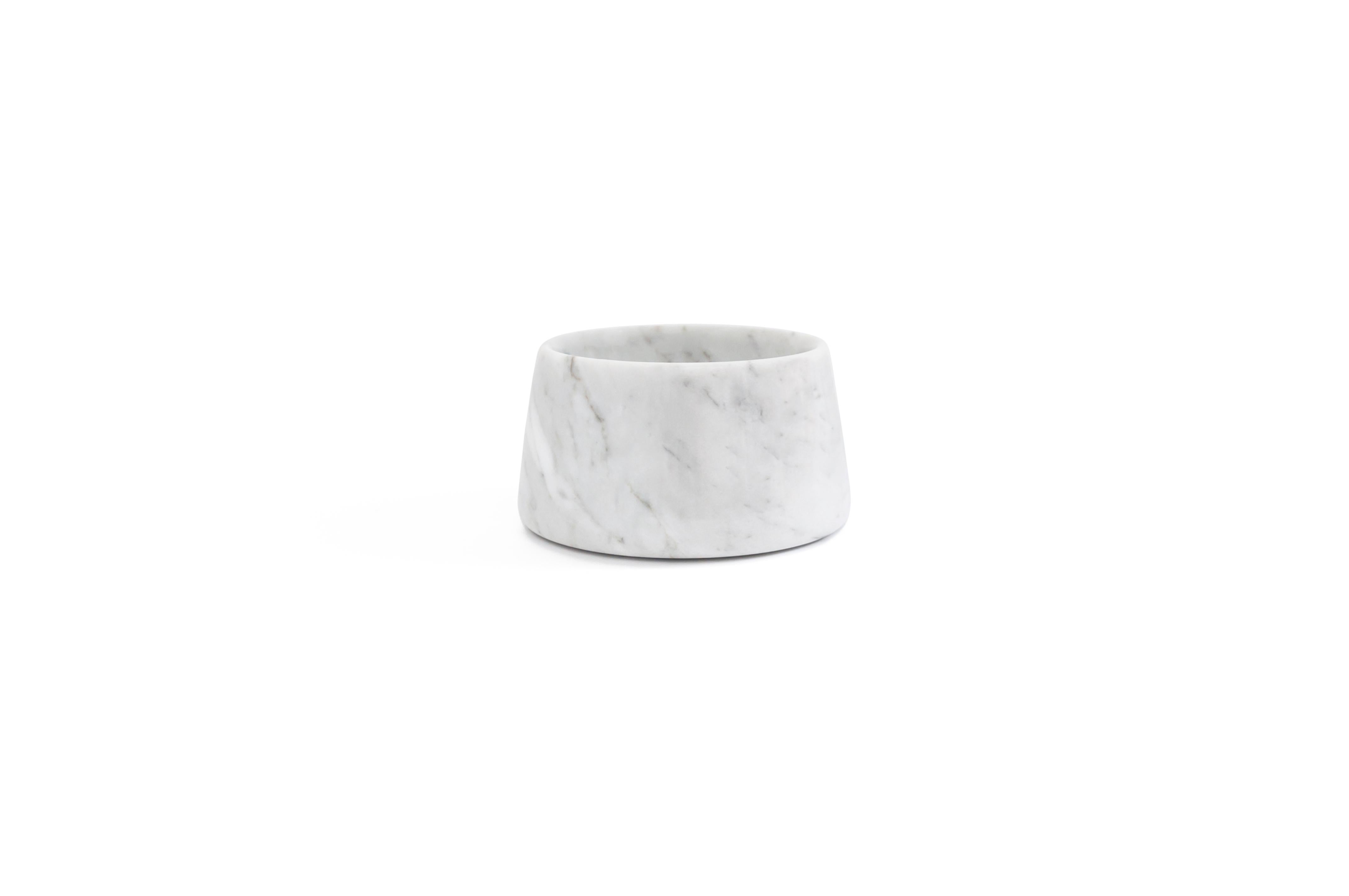 White Carrara marble bowl for cats or dogs, made in Italy, Carrara. Size small.
Each piece is in a way unique (every marble block is different in veins and shades) and handmade by Italian artisans specialized over generations in processing marble.