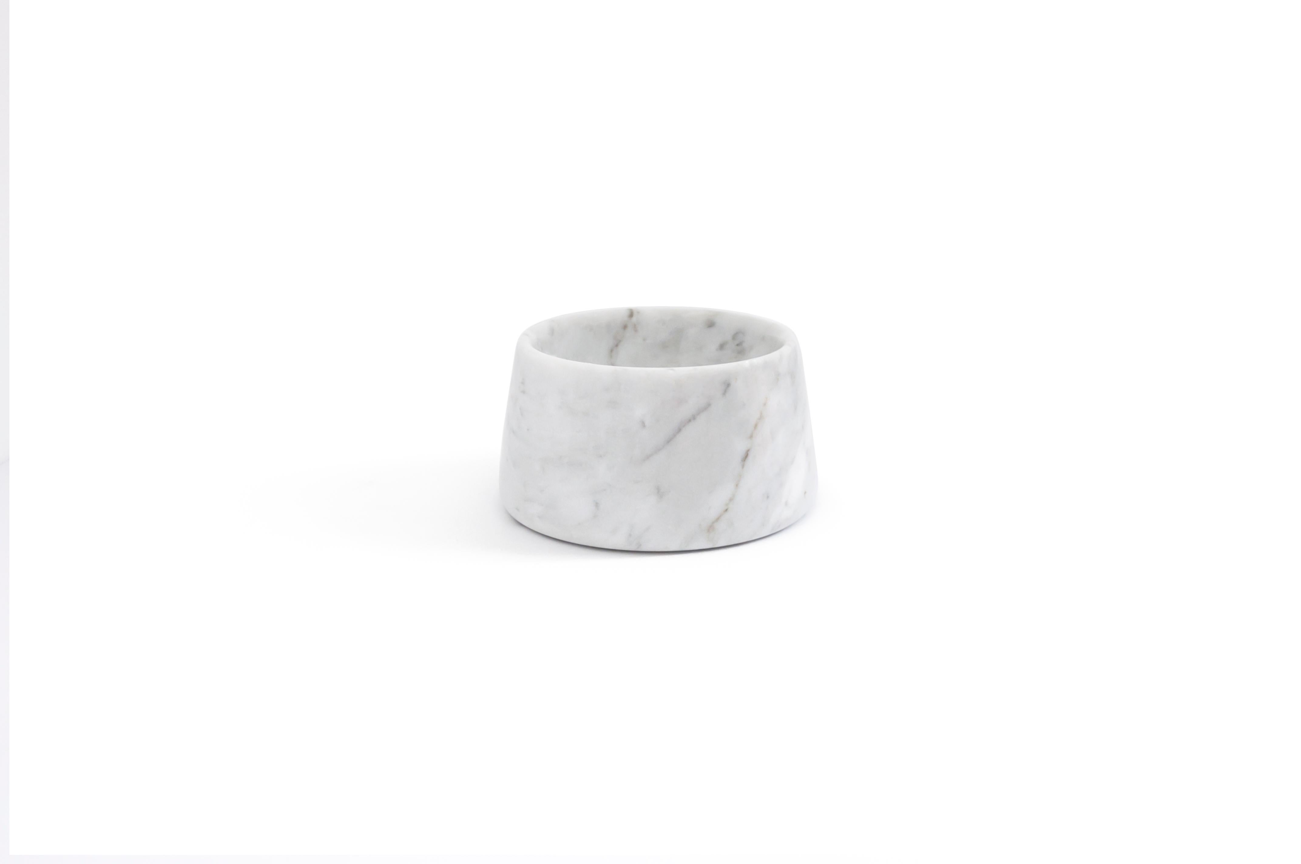 Handgefertigte Schale für Katzen oder Hunde aus weißem Carrara-Marmor (Italienisch) im Angebot