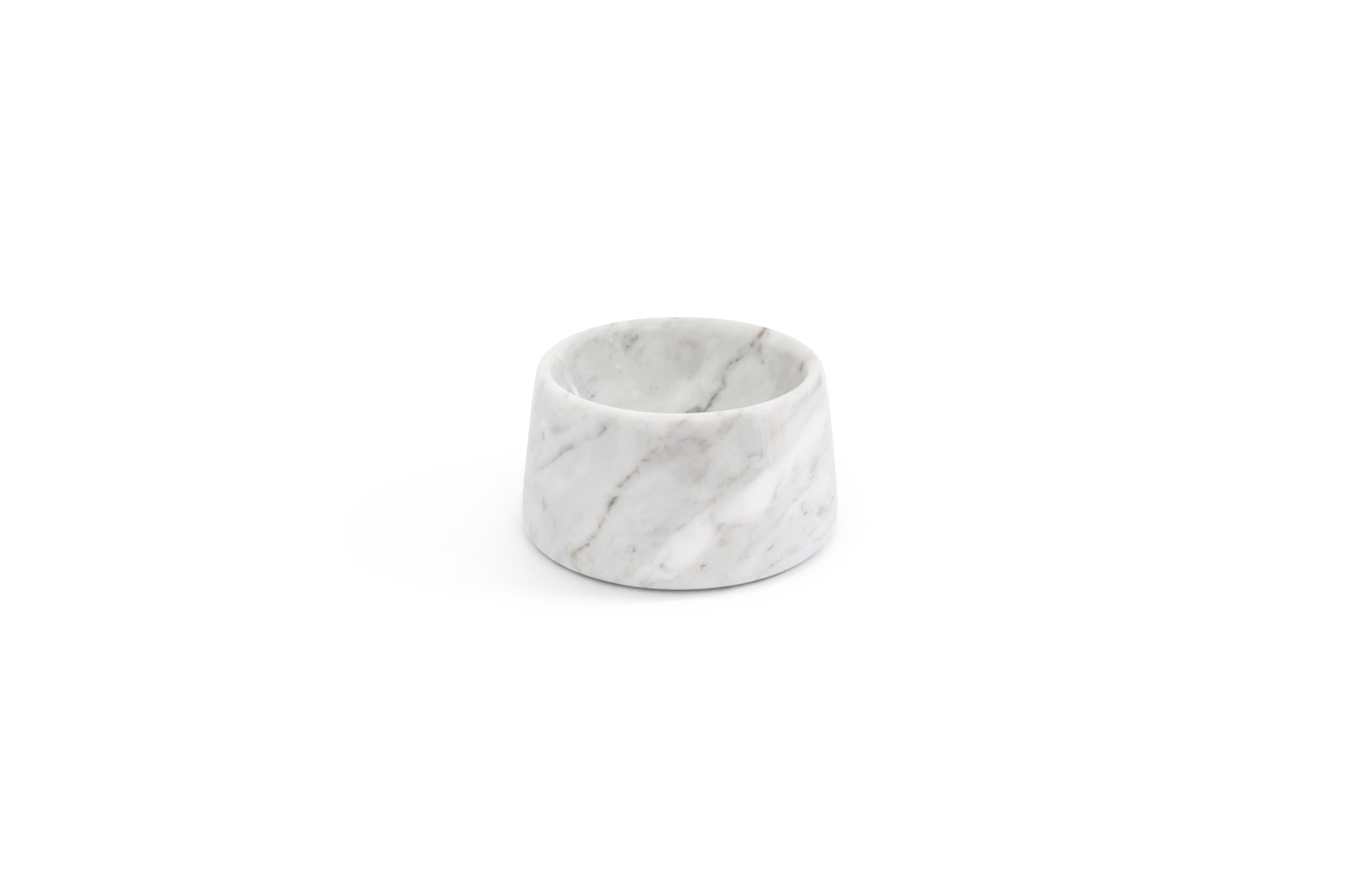 Handgefertigte Schale für Katzen oder Hunde aus weißem Carrara-Marmor im Angebot 1