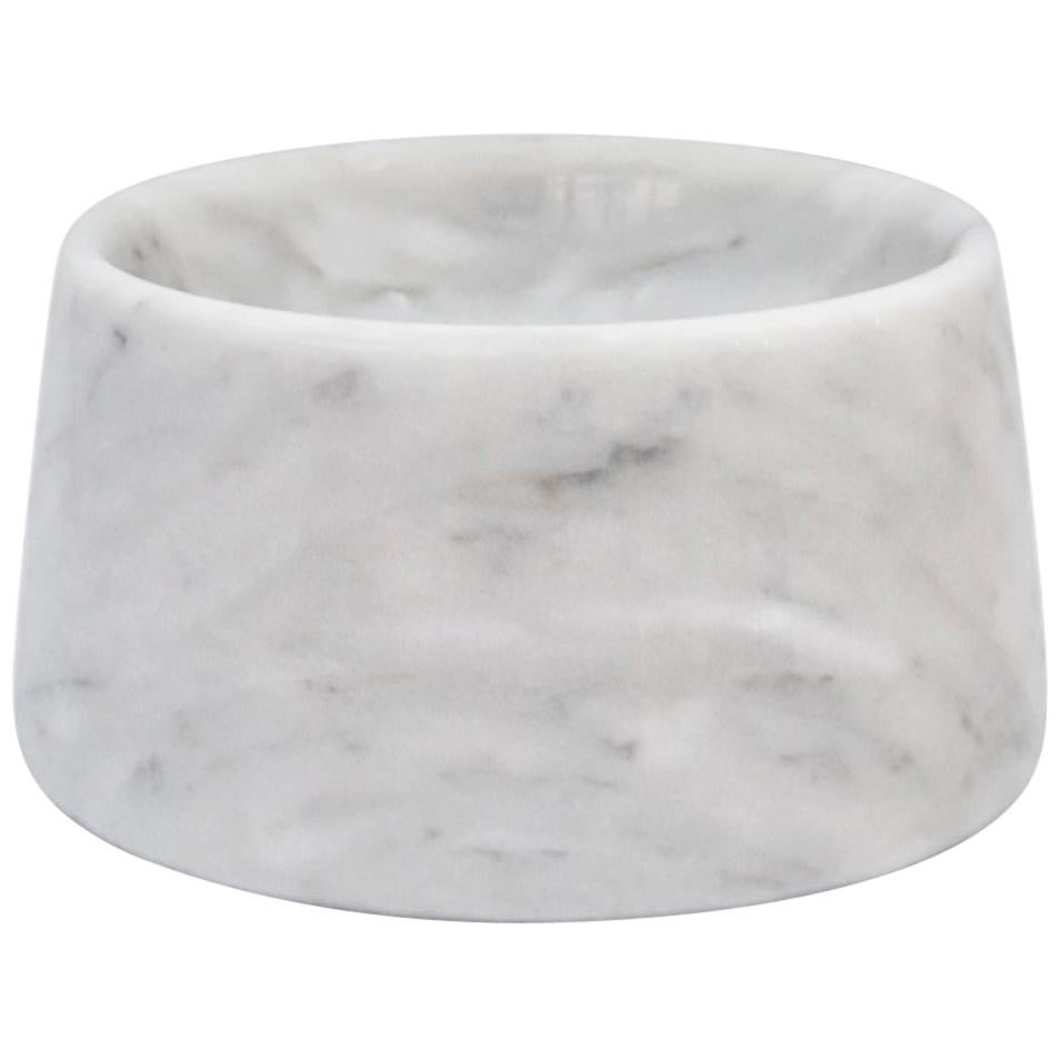 Petit bol fait à la main en marbre blanc de Carrare représentant des chats ou des chiens