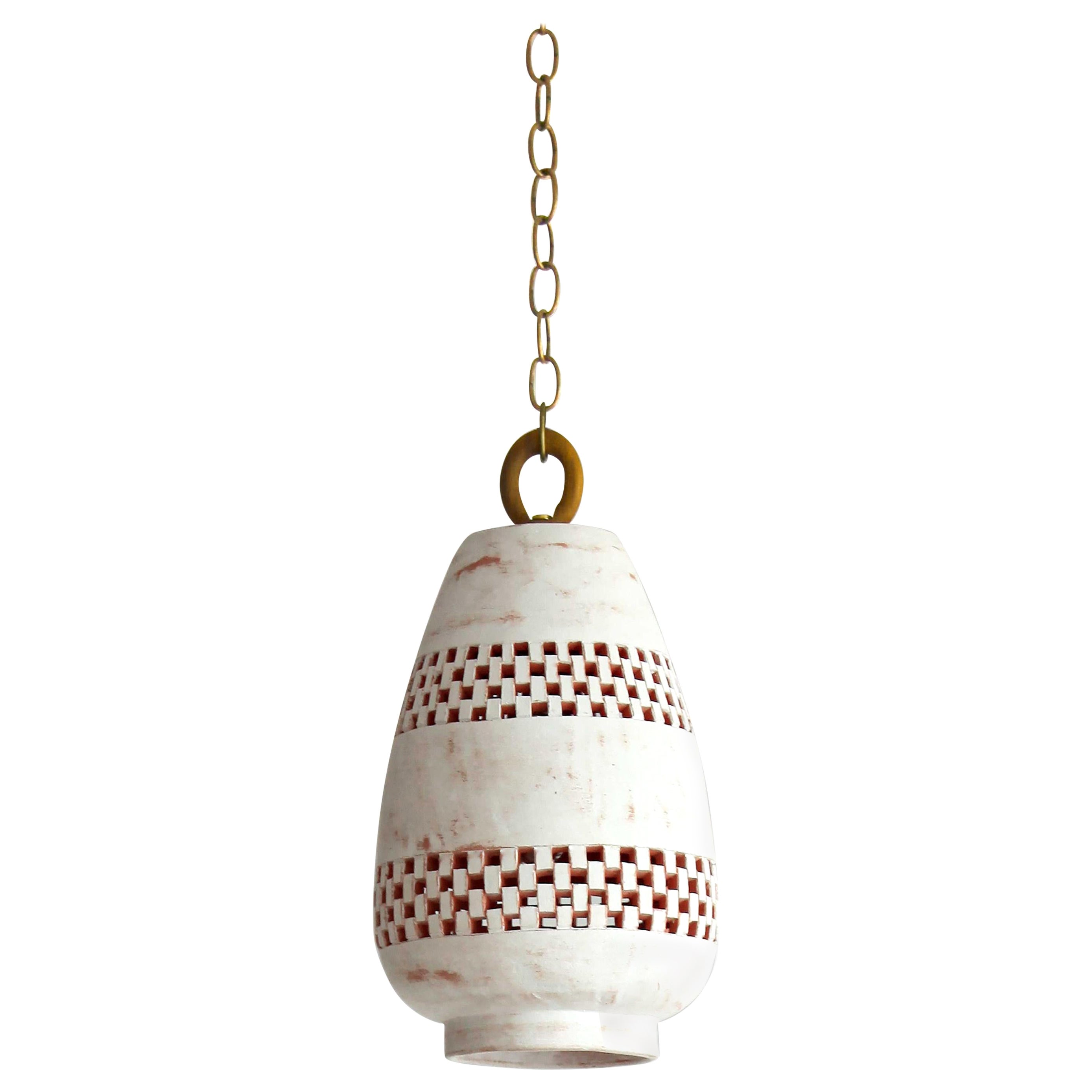 Petite lampe à suspension en céramique blanche, laiton naturel, collection Ajedrez Atzompa