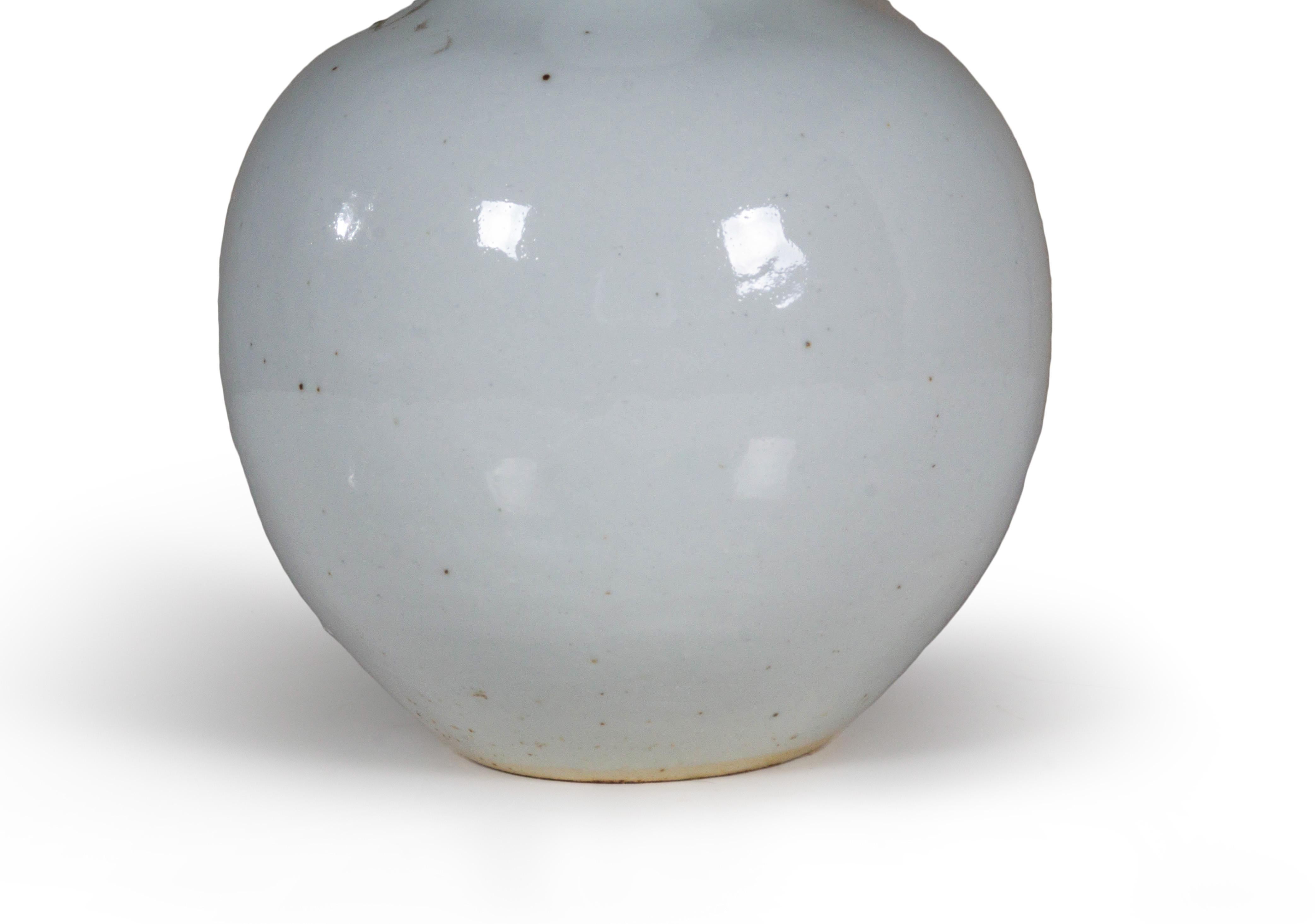 Small White Ceramic Vase  In Good Condition For Sale In Dallas, TX