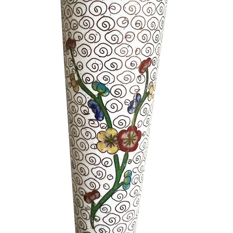 Cineserie Piccolo vaso da fiori in cineseria bianca con motivo floreale e accenti in ottone in vendita