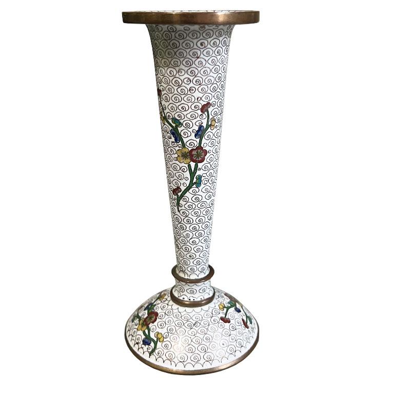 Cinese Piccolo vaso da fiori in cineseria bianca con motivo floreale e accenti in ottone in vendita
