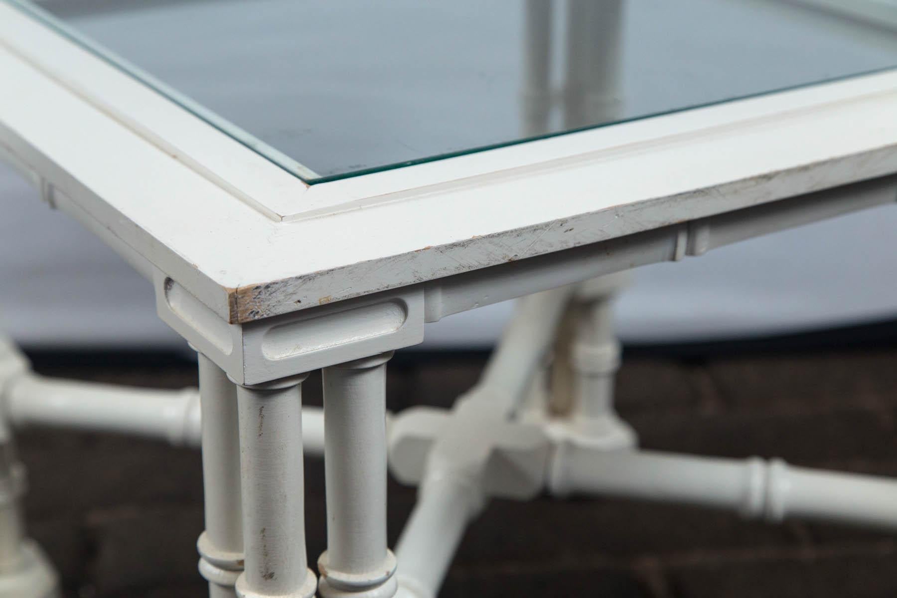 Petite table chantournée en faux bambou blanc Bon état - En vente à Stamford, CT