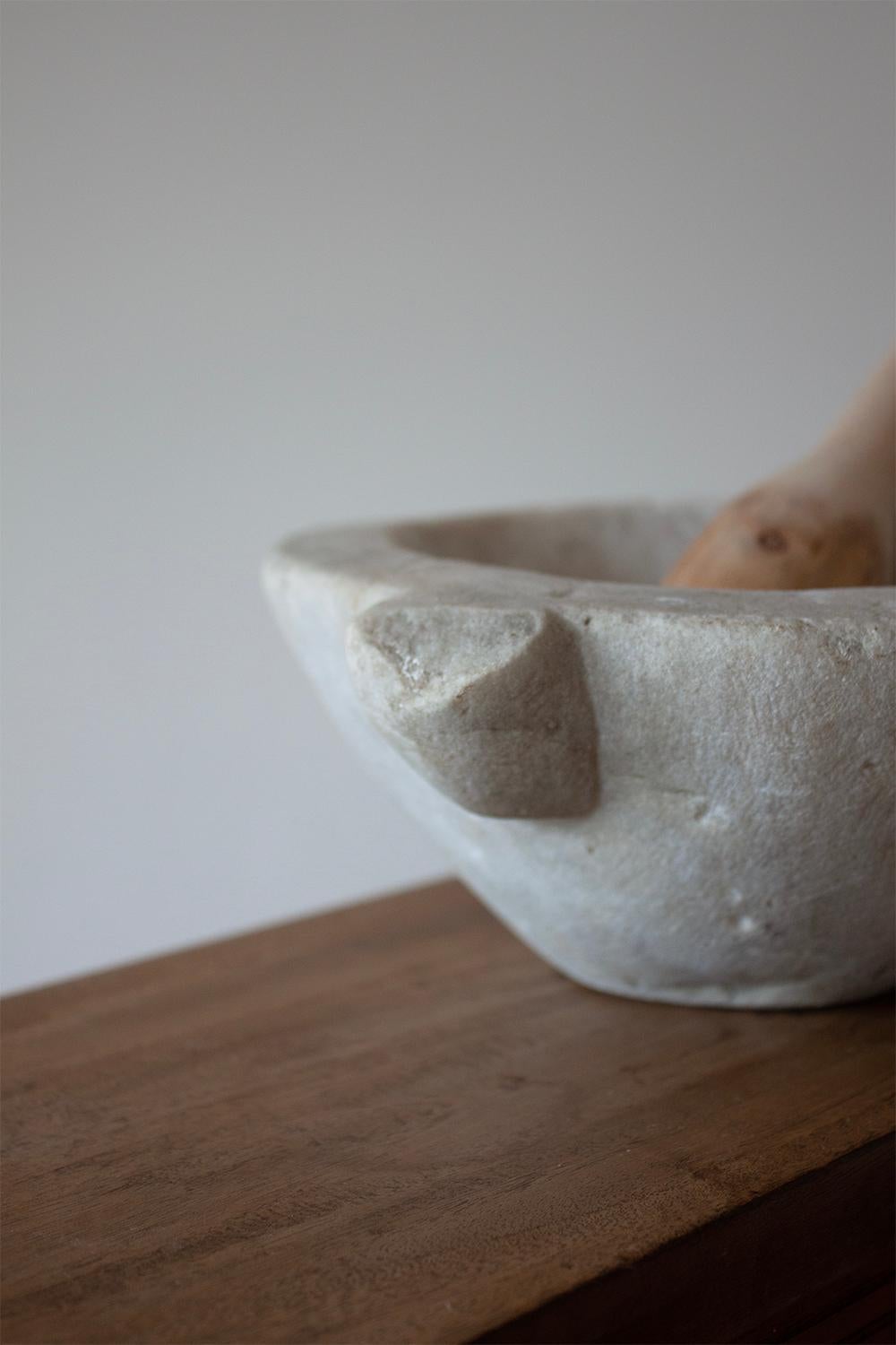 Small White French Stone Mortar with Wood Pestle In Good Condition In Rümmingen, BW