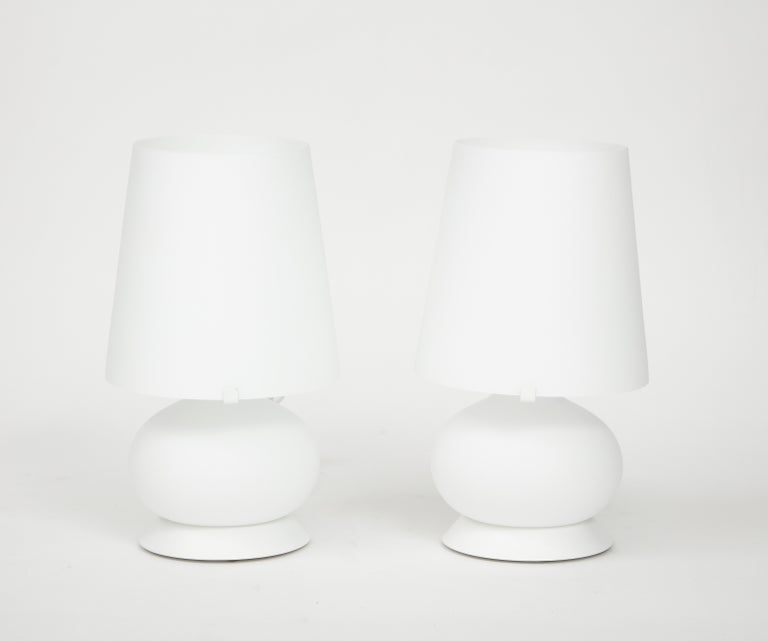 Small White Glass Table Lamps by Max Ingrand for Fontana Arte Model 1853, Italy For Sale 1