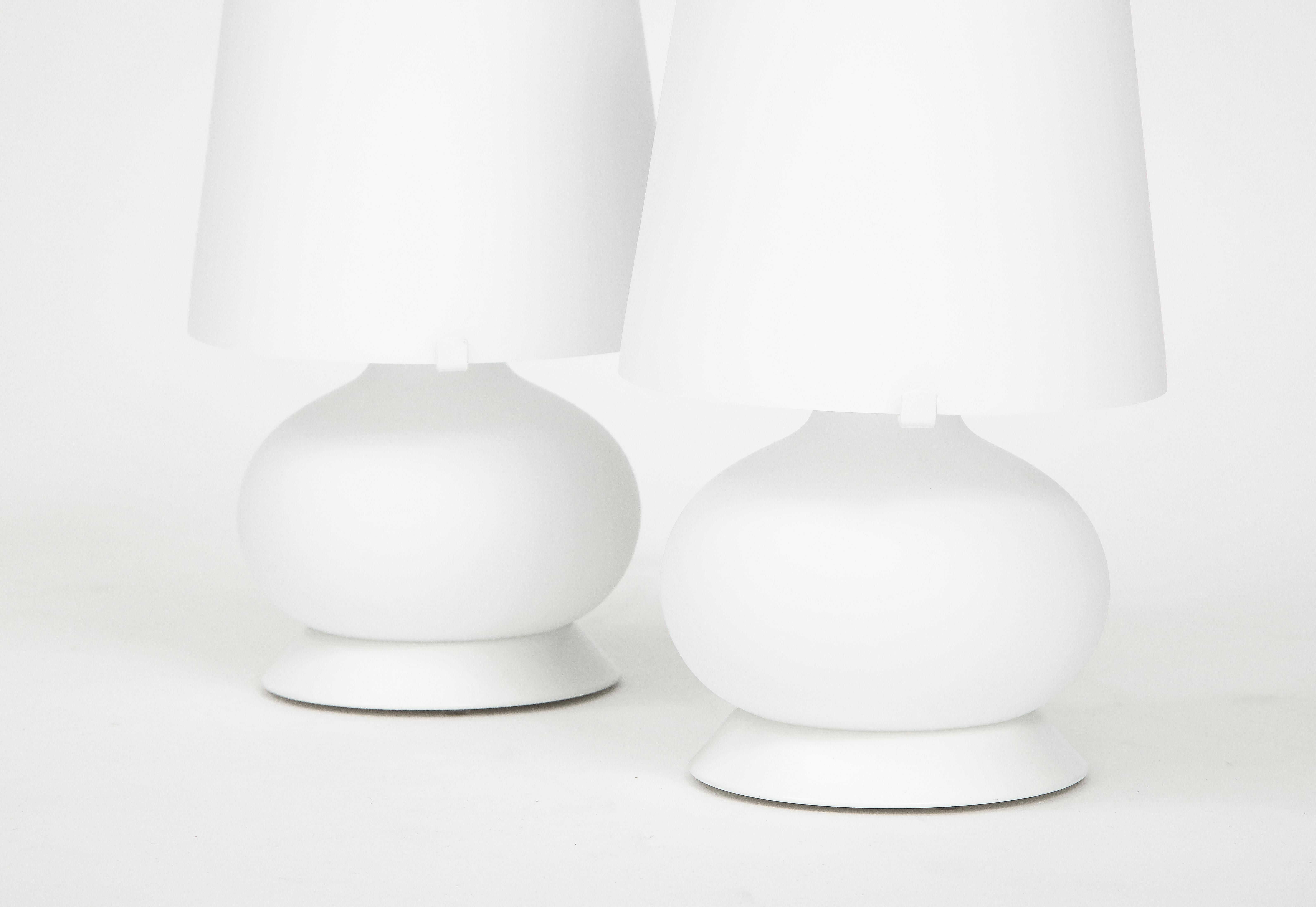 Small White Glass Table Lamps by Max Ingrand for Fontana Arte Model 1853, Italy For Sale 2