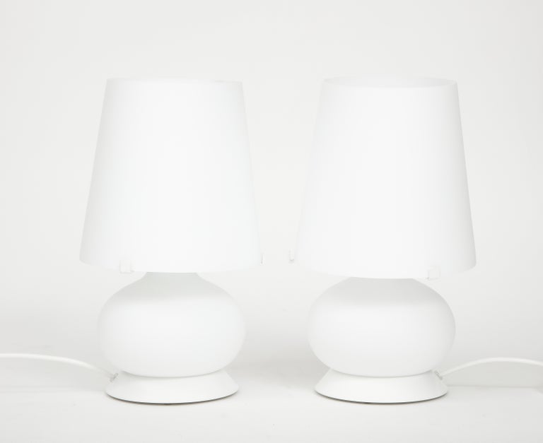 Mid-Century Modern Small White Glass Table Lamps by Max Ingrand for Fontana Arte Model 1853, Italy For Sale