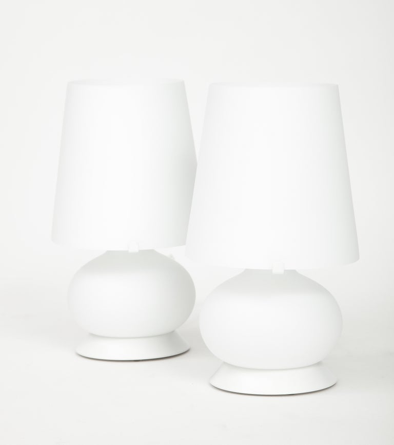 Italian Small White Glass Table Lamps by Max Ingrand for Fontana Arte Model 1853, Italy For Sale