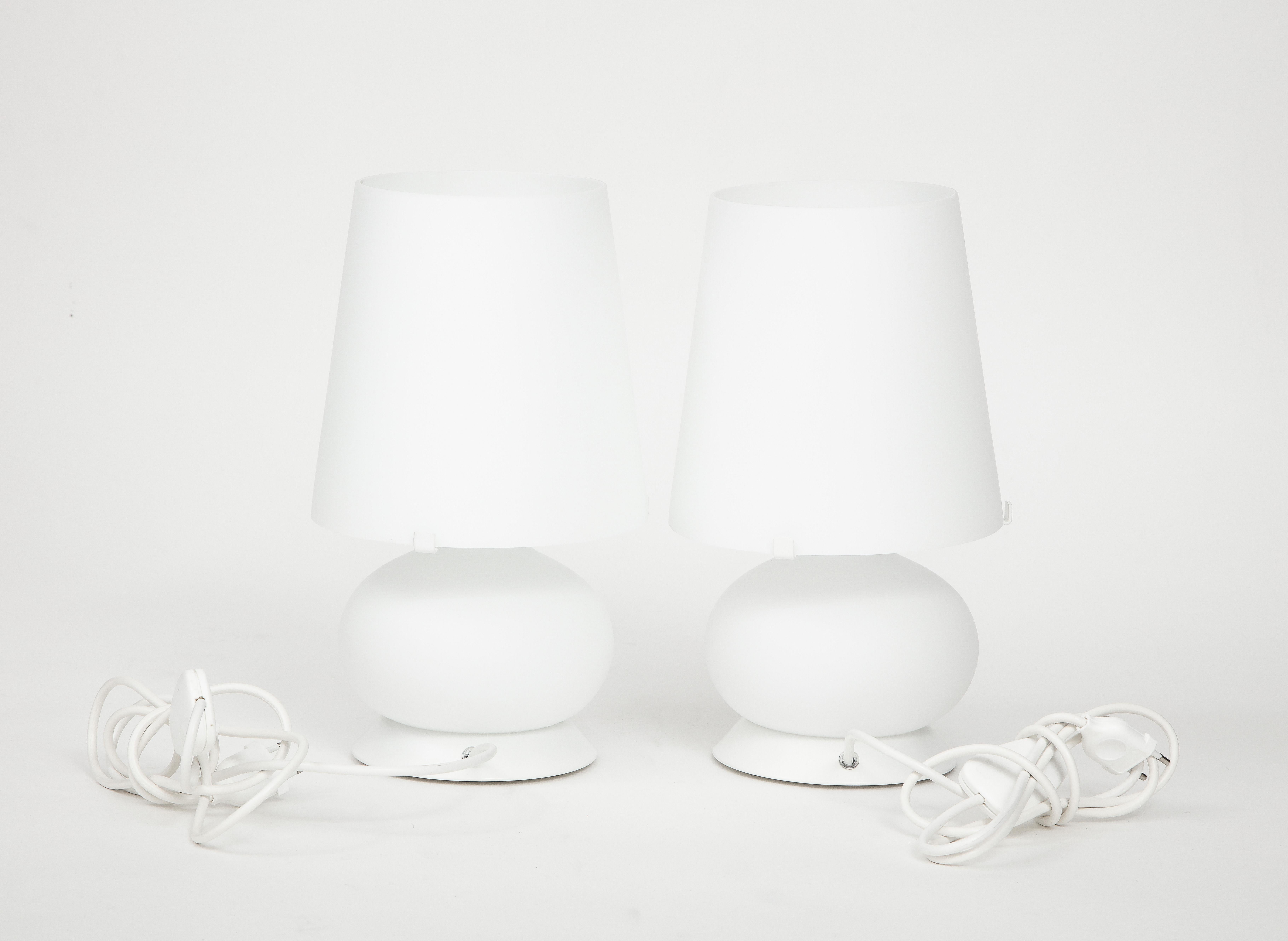 Small White Glass Table Lamps by Max Ingrand for Fontana Arte Model 1853, Italy In New Condition For Sale In New York, NY