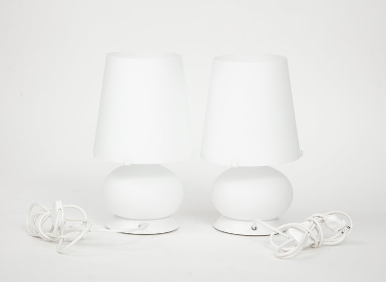 Small White Glass Table Lamps by Max Ingrand for Fontana Arte Model 1853, Italy In New Condition For Sale In New York, NY