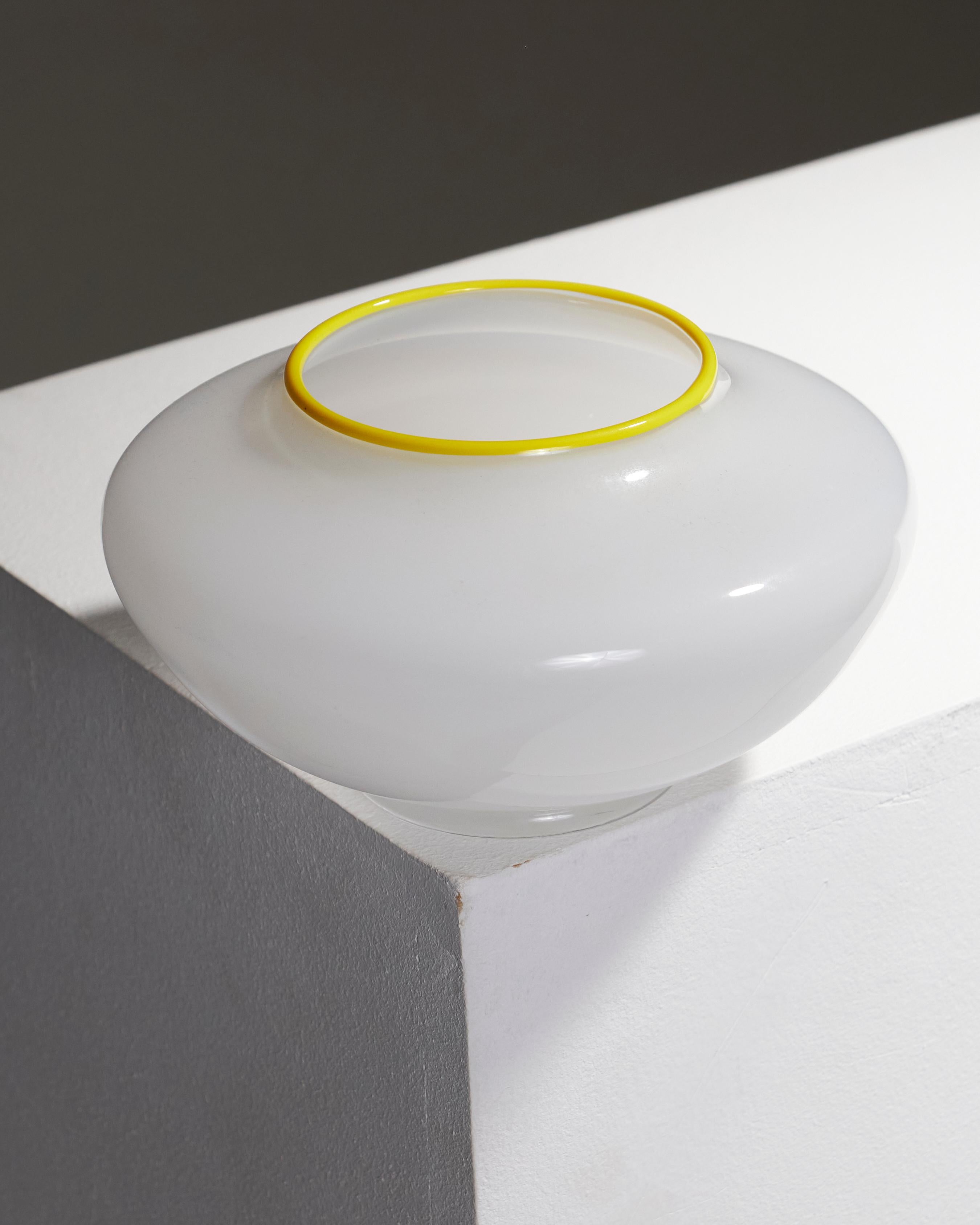 Piccolo vaso di vetro bianco, anni '60 In condizioni buone in vendita a PARIS, FR