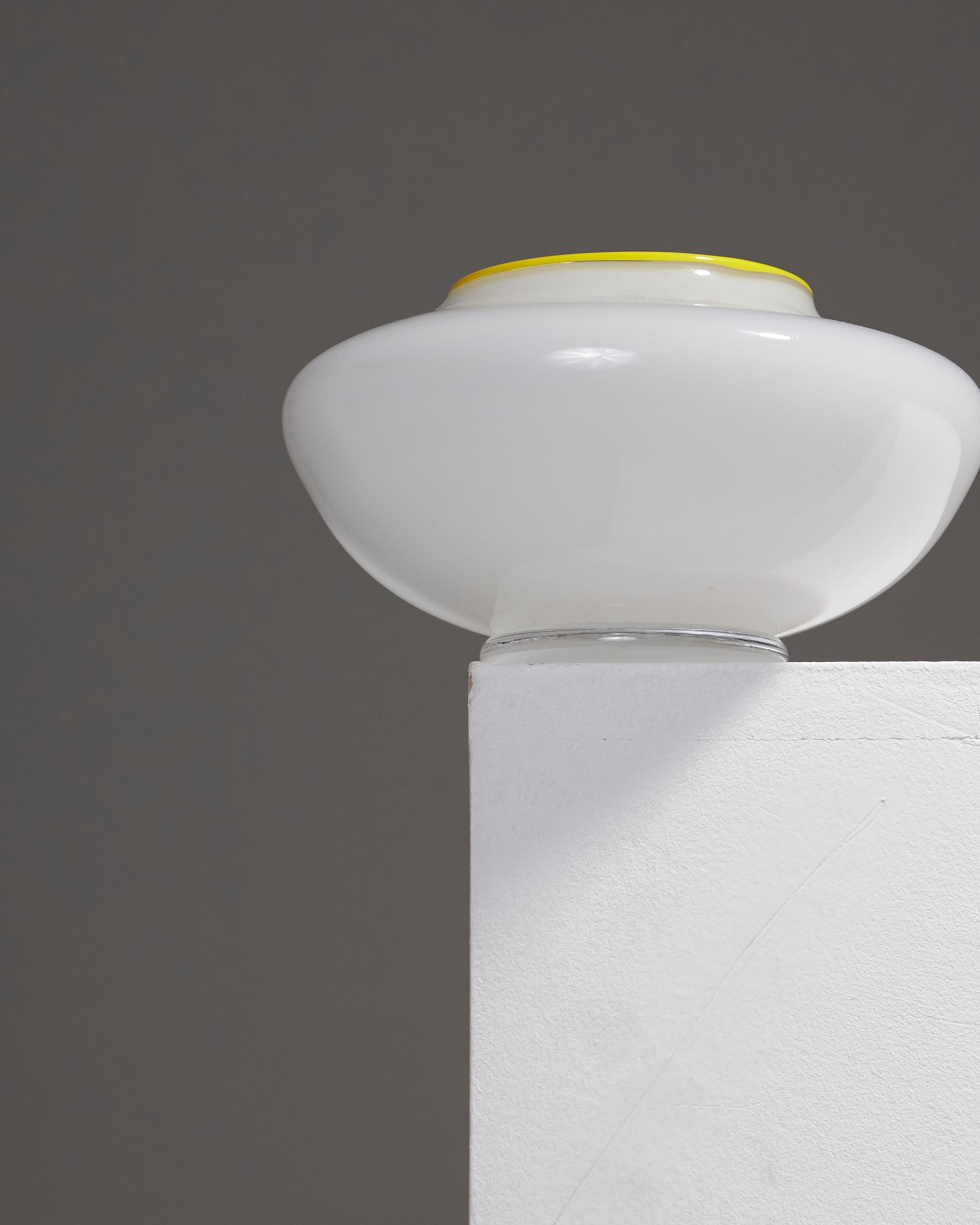 XX secolo Piccolo vaso di vetro bianco, anni '60 in vendita