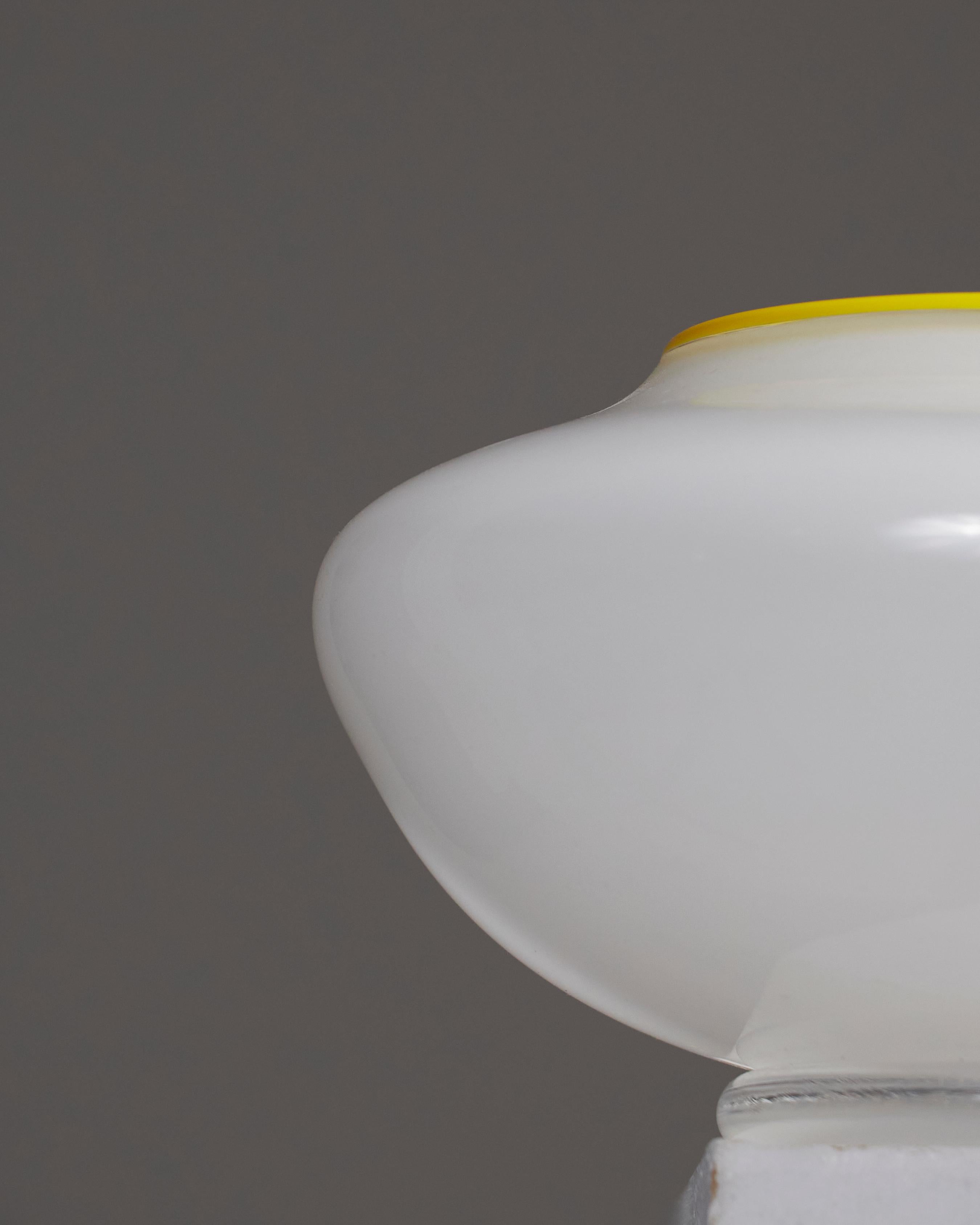 Vetro Piccolo vaso di vetro bianco, anni '60 in vendita
