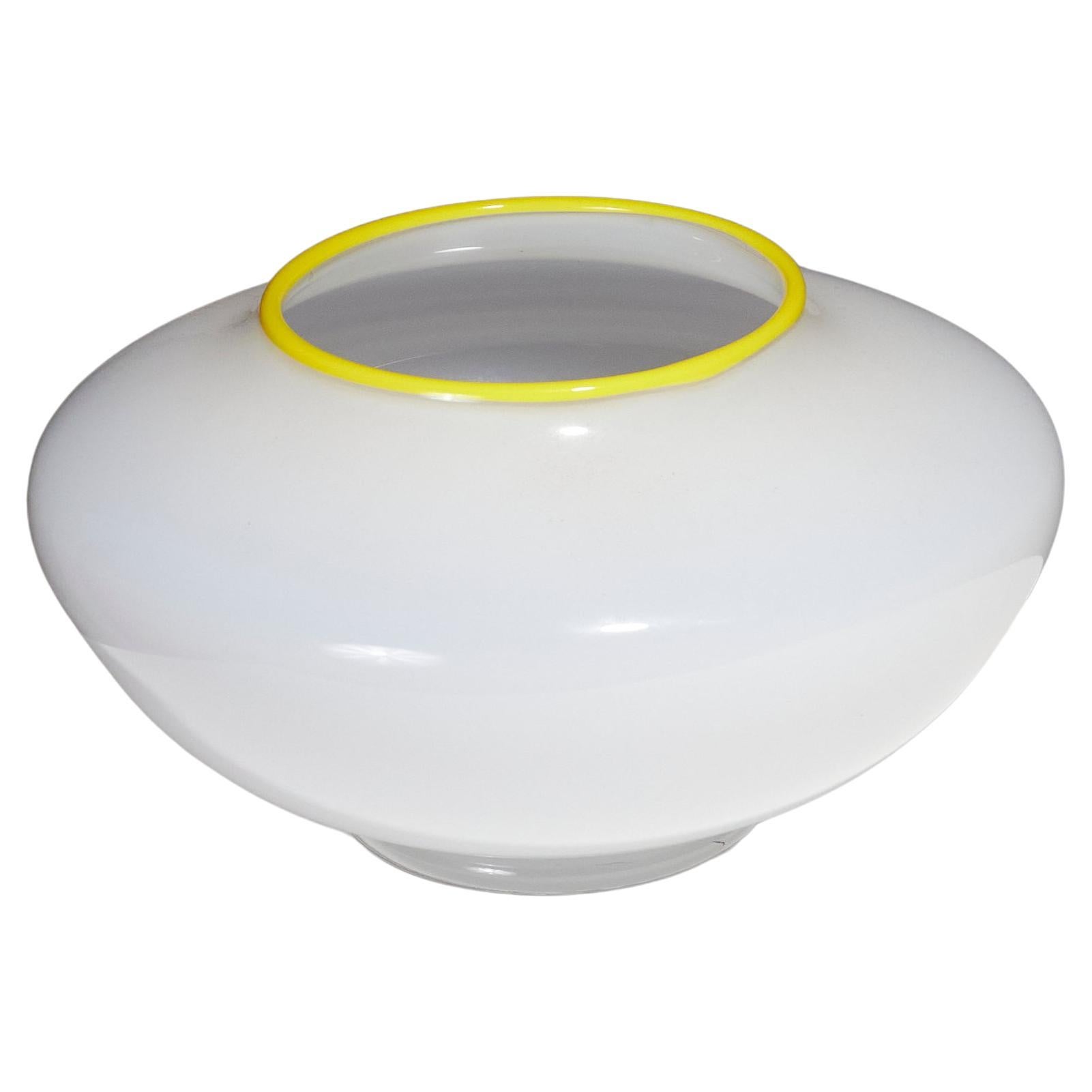 Piccolo vaso di vetro bianco, anni '60