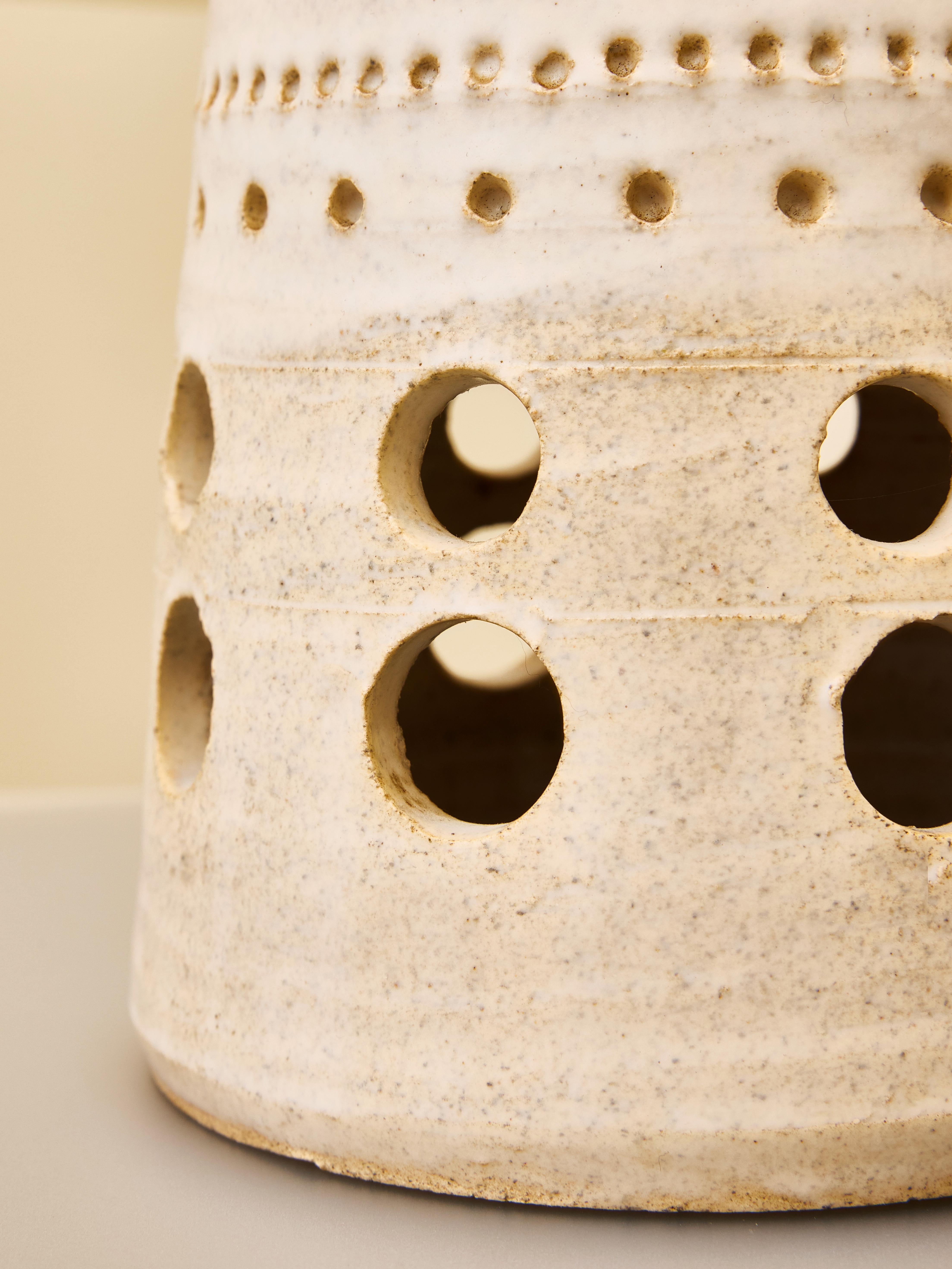 Milieu du XXe siècle Petite lampe de table Georges Pelletier en émail blanc en vente