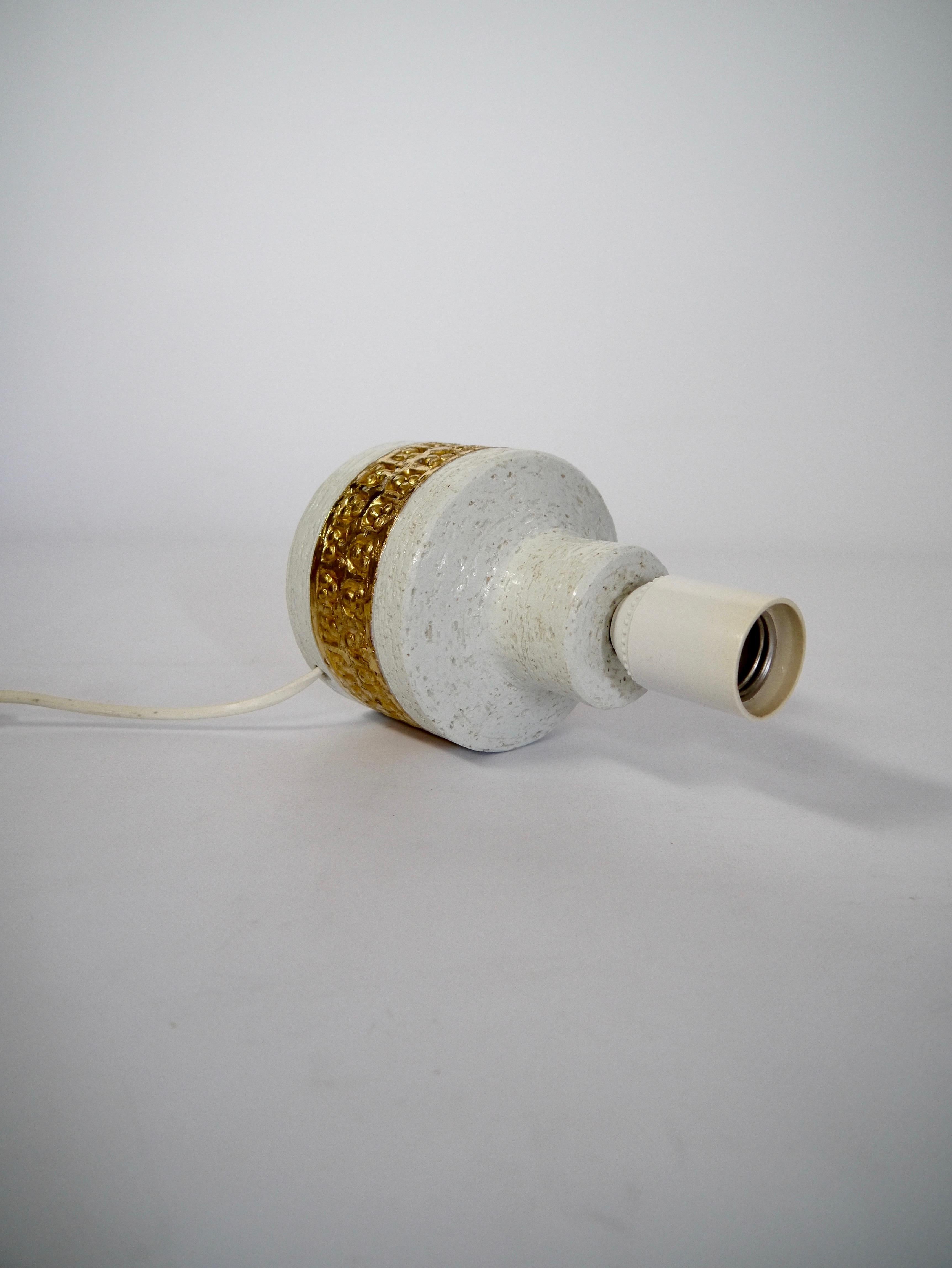 Mid-Century moderno Piccola lampada da tavolo in ceramica bianca e dorata, di Aldo Londi per Bitossi, Italia anni '60 in vendita