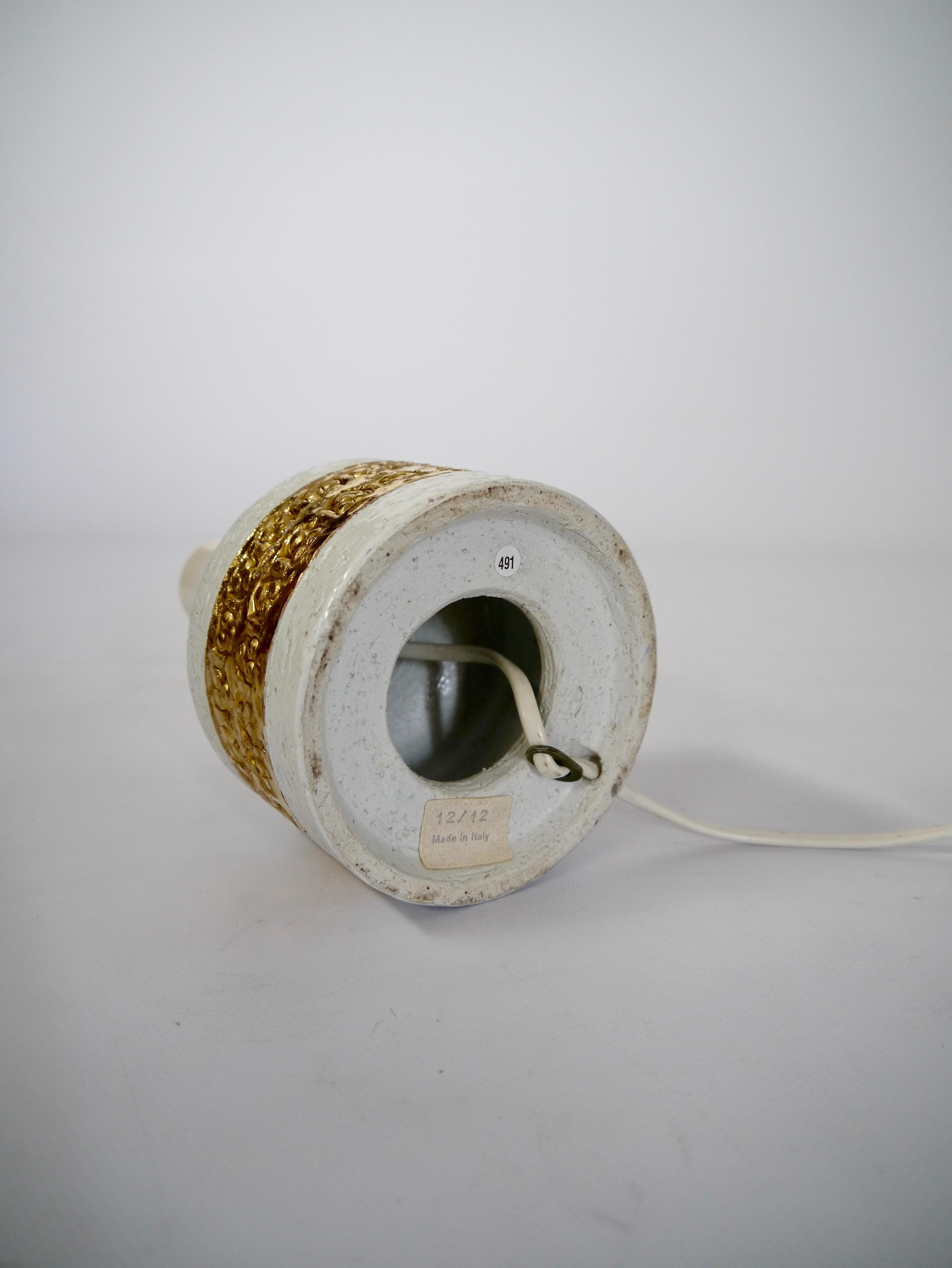 Italiano Piccola lampada da tavolo in ceramica bianca e dorata, di Aldo Londi per Bitossi, Italia anni '60 in vendita