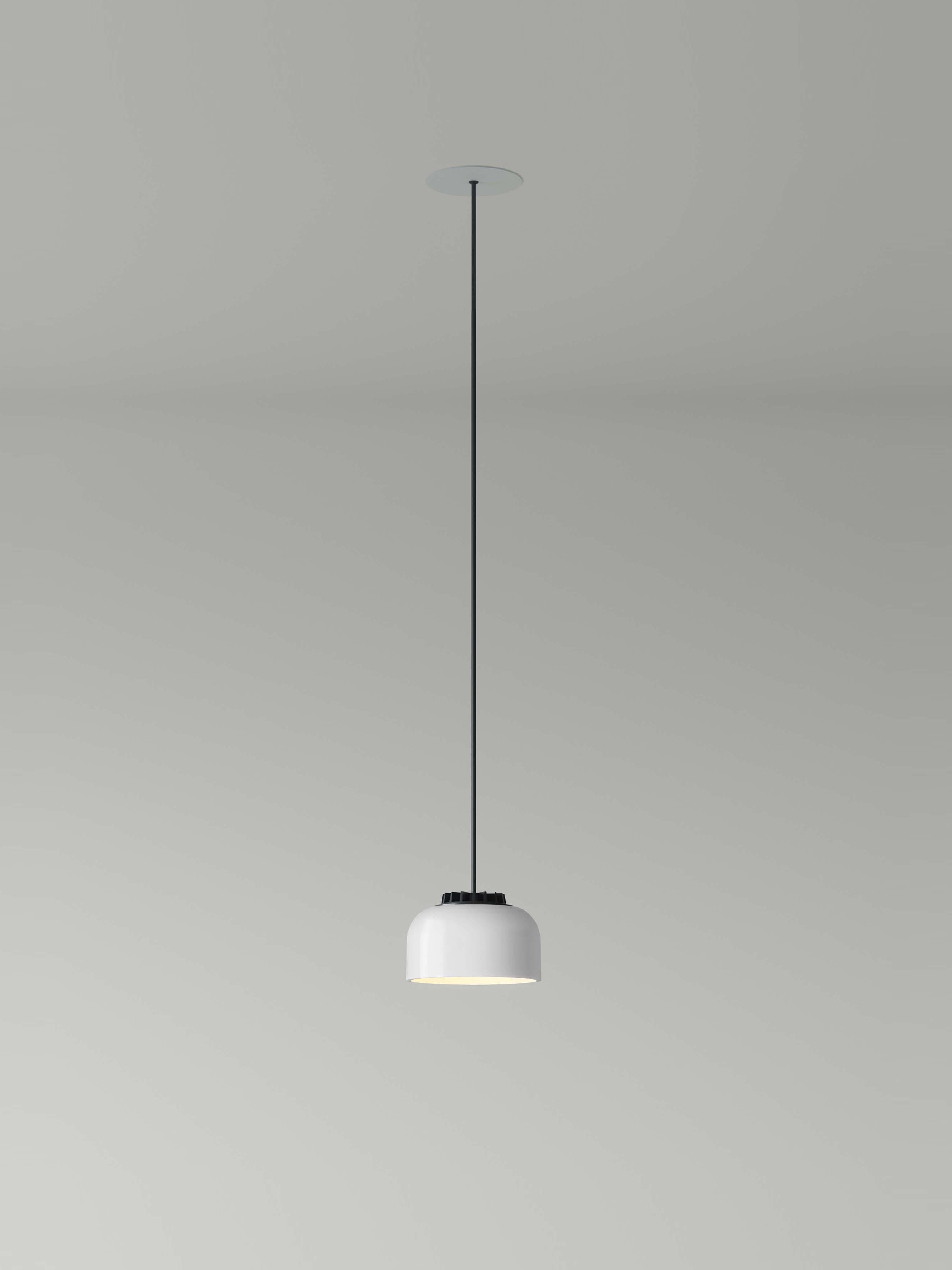 Small white headhat bowl pendant lamp by Santa & Cole
Dimensions: D 14 x H 9 cm
Materials: Metal, ceramic.
Cable lenght: 3mts.
Available in white or black ceramic. Available in 2 cable lengths: 3mts, 8mts.
Availalble in 2 canopy colors: Black
