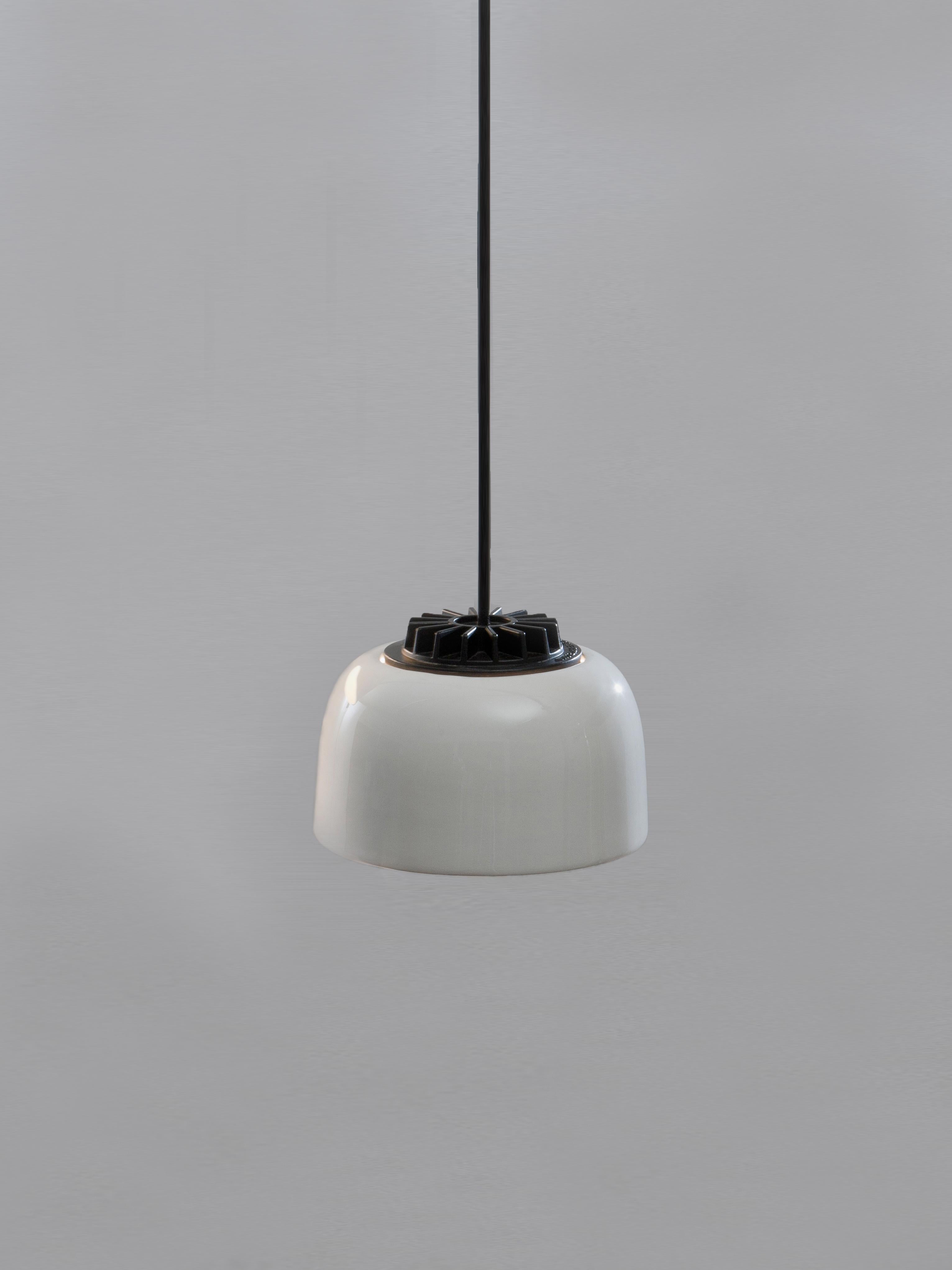 Small White HeadHat Bowl Pendant Lamp by Santa & Cole In New Condition In Geneve, CH