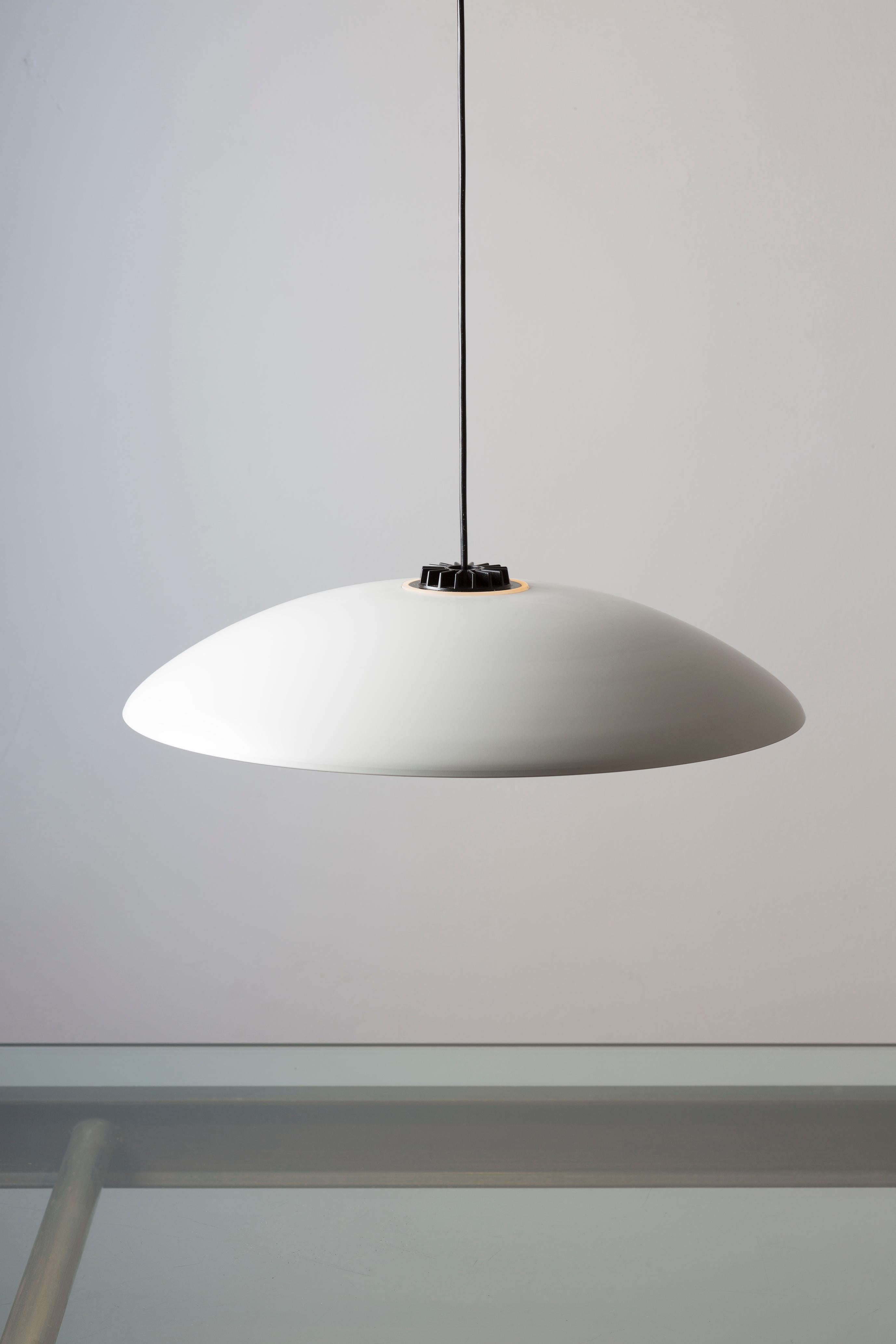 Small White HeadHat Plate Pendant Lamp by Santa & Cole In New Condition For Sale In Geneve, CH