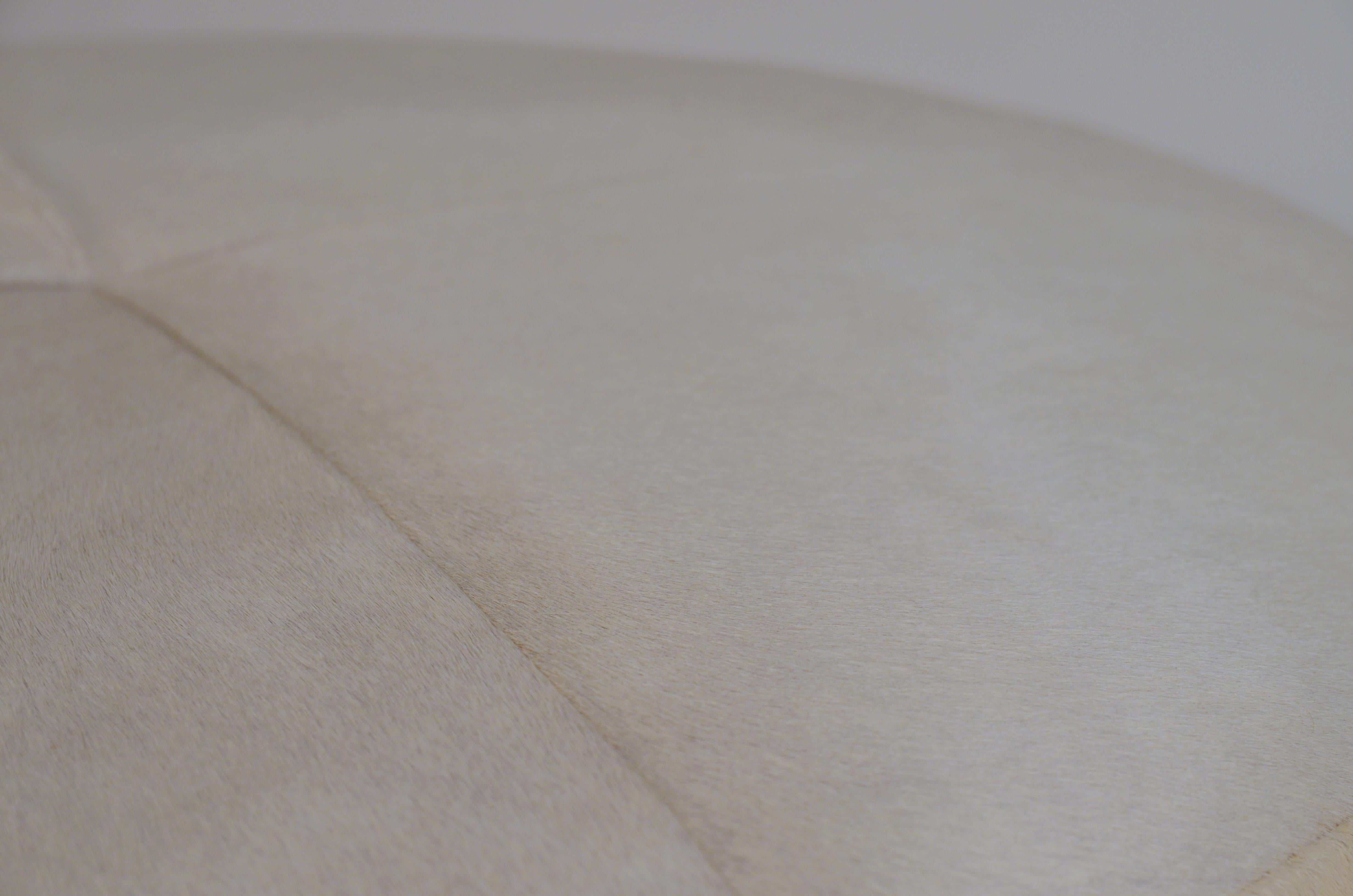 XXIe siècle et contemporain Design Frres - Petit pouf Tambour en cuir blanc et laiton patiné en vente