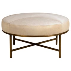 Otomana pequeña de cuero blanco y latón patinado "Tambour" de Design Frères
