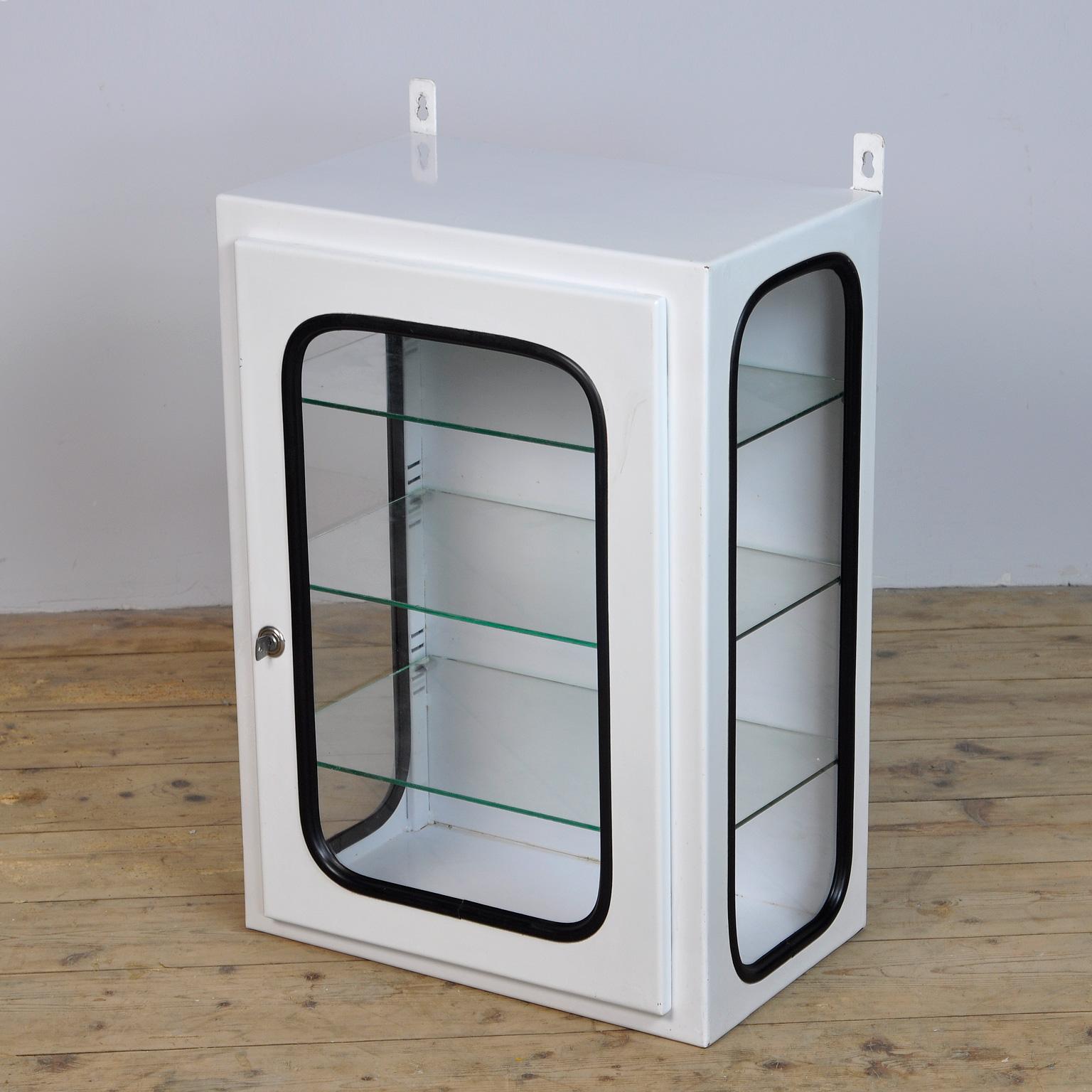 Small White Lacquered Medicine Cabinet, 1970s In Good Condition In Amsterdam, Noord Holland