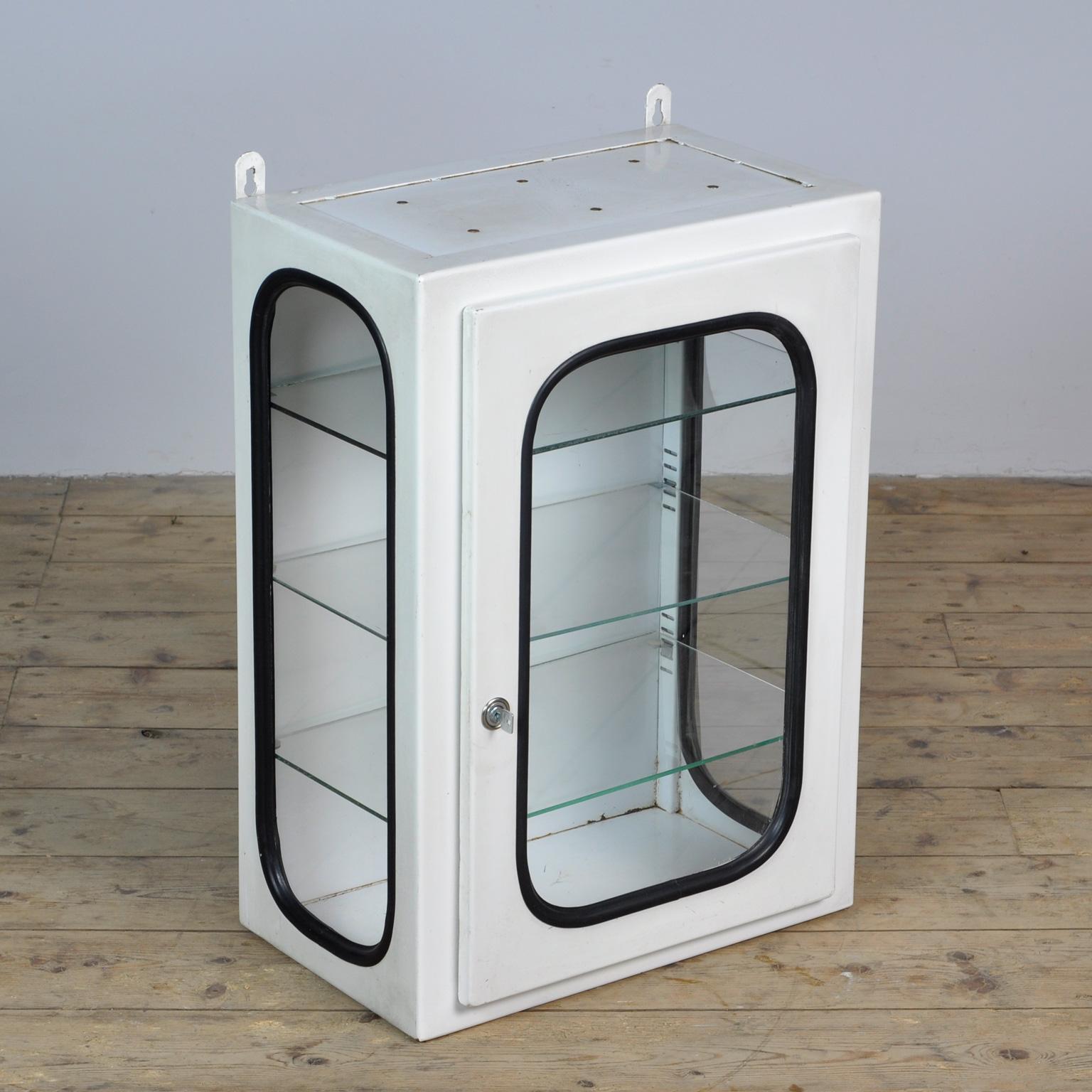 Small White Lacquered Medicine Cabinet, 1970s In Good Condition In Amsterdam, Noord Holland
