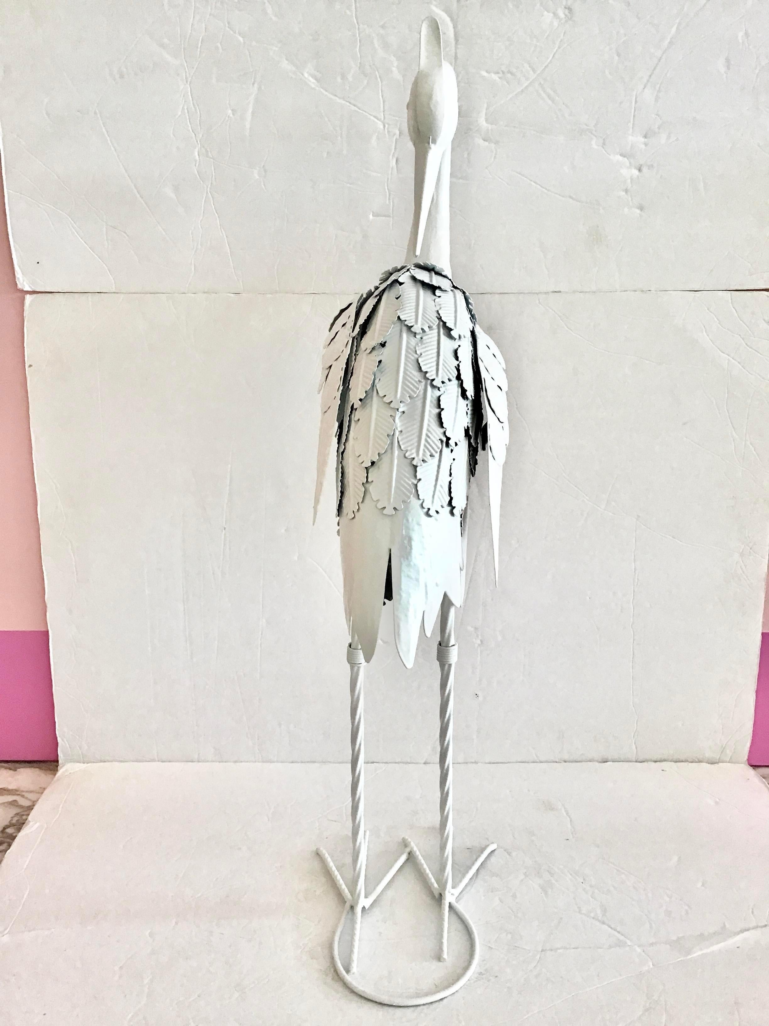 Moderno Piccola statua di cicogna in metallo laccato bianco che guarda indietro e verso il basso in vendita
