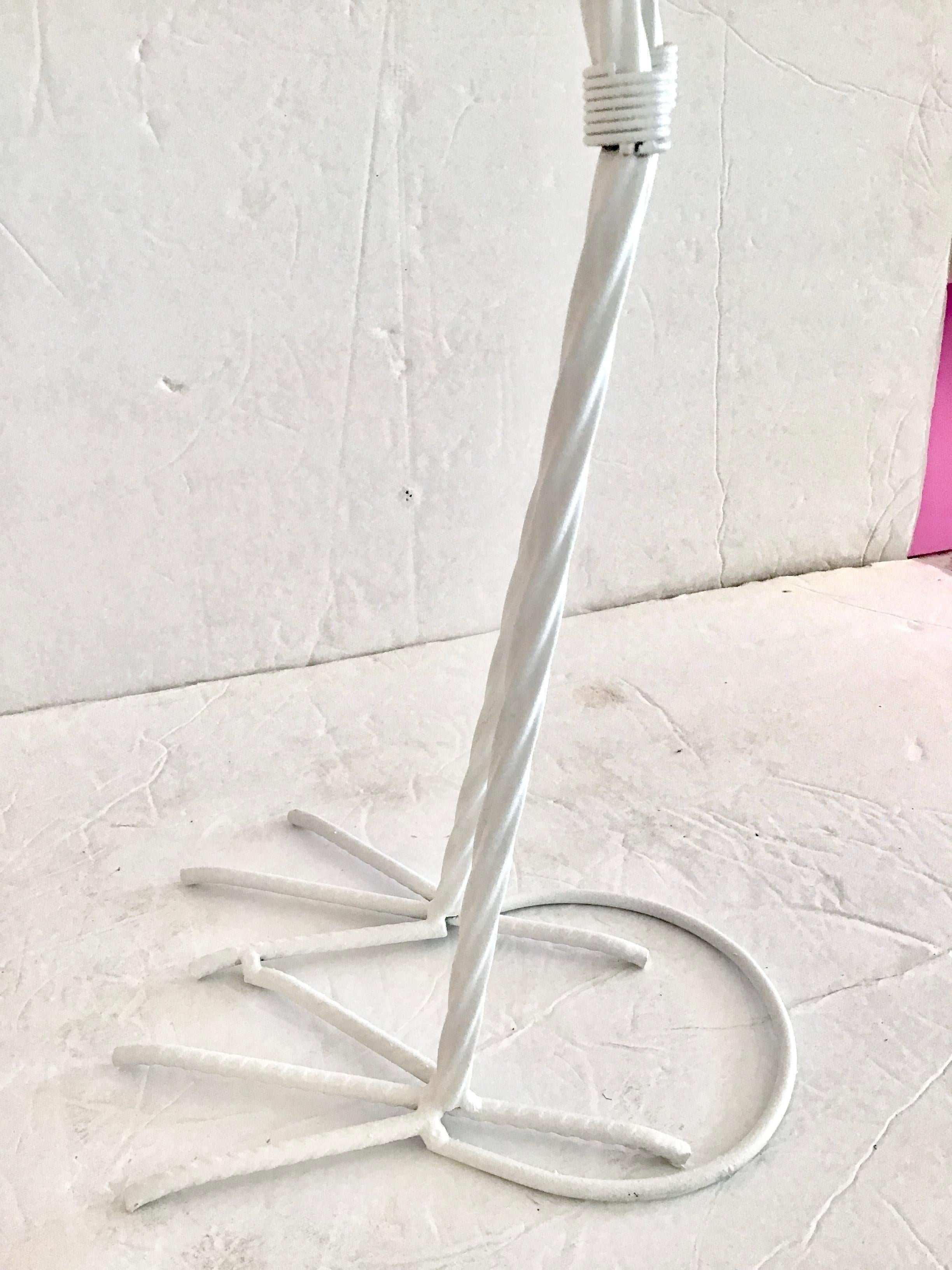 Metallo Piccola statua di cicogna in metallo laccato bianco che guarda indietro e verso il basso in vendita