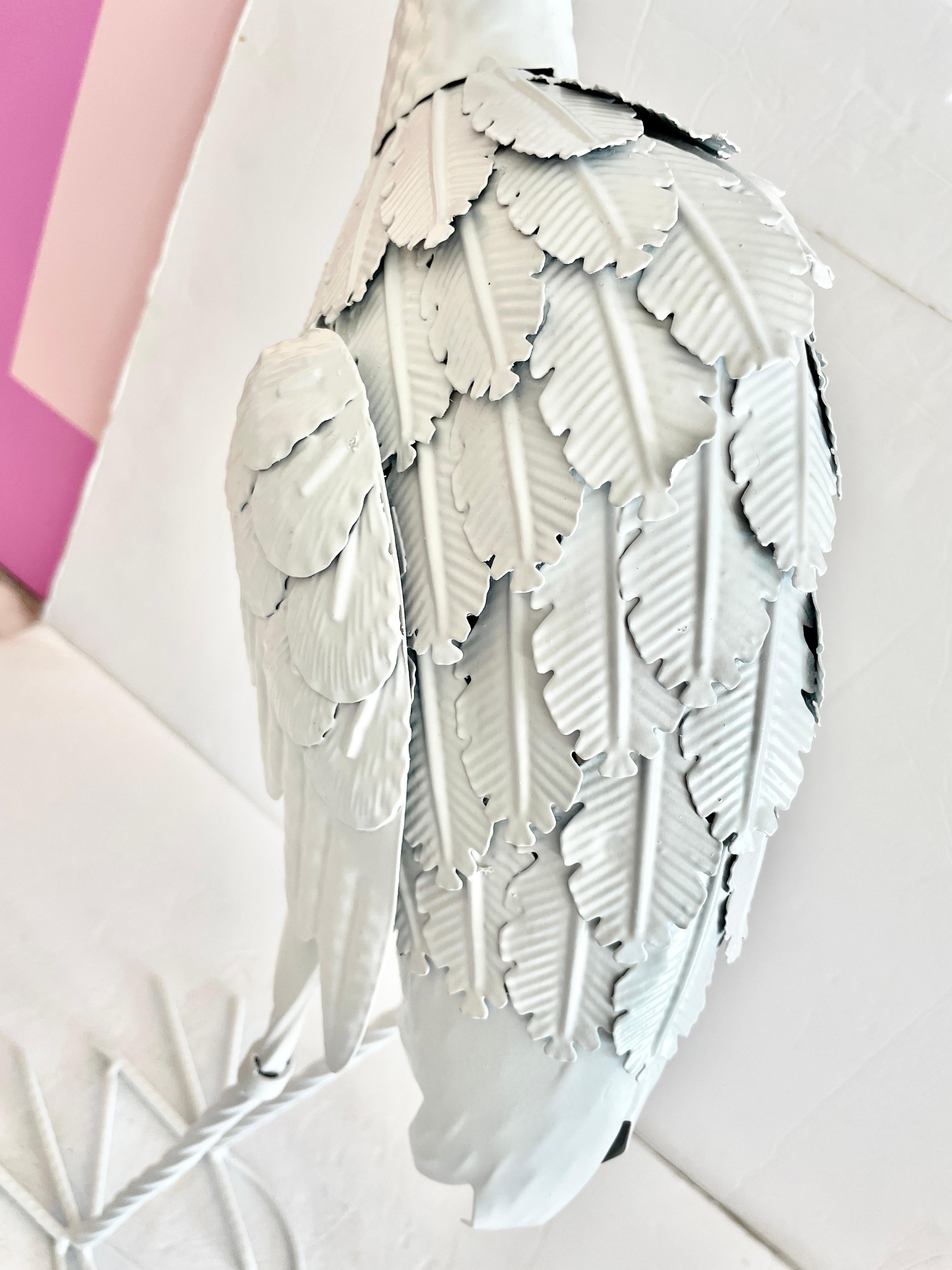 Piccola statua di cicogna in metallo laccato bianco con lo sguardo rivolto verso l'alto e in avanti in vendita 2