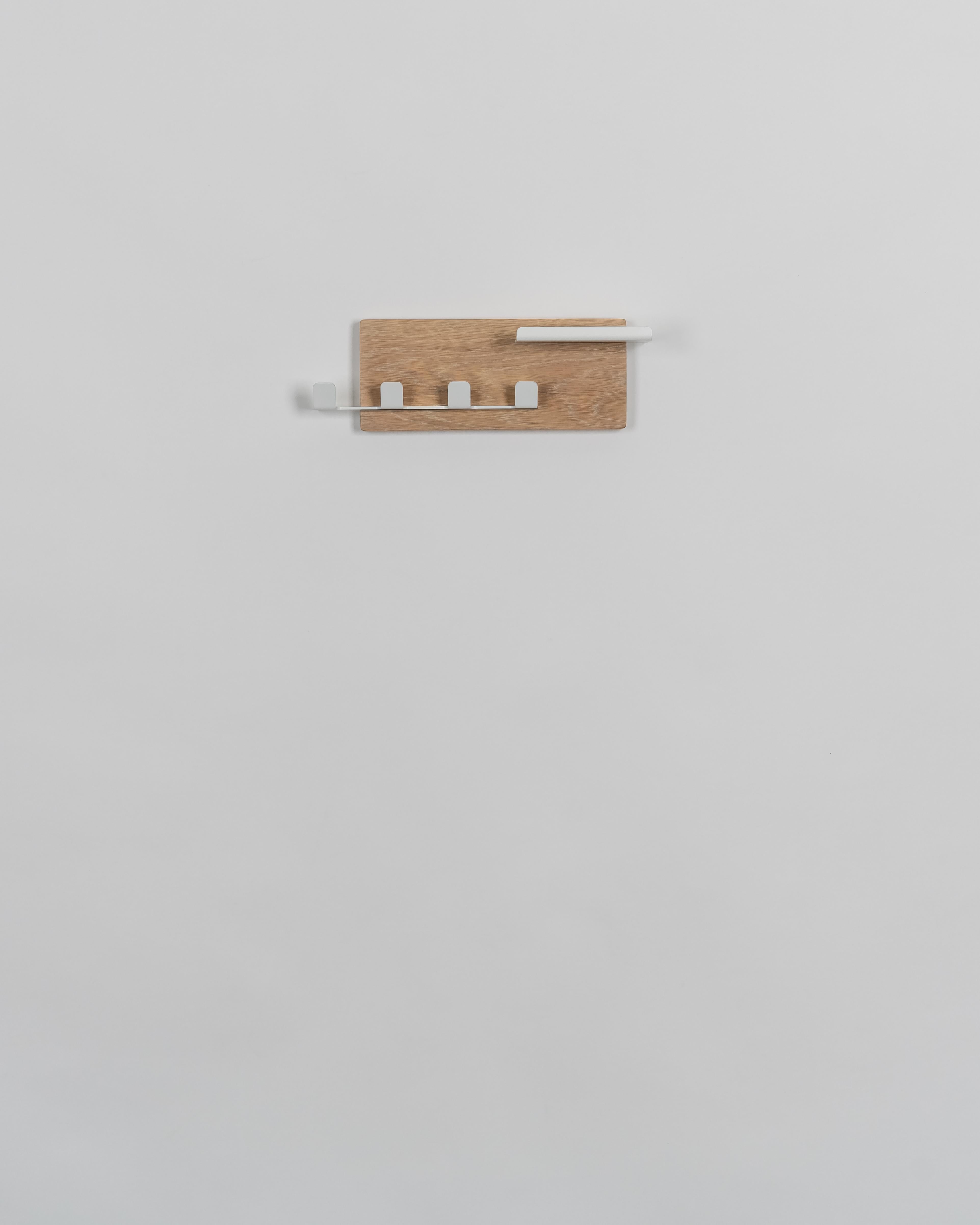 Petit porte-manteau en Oak Oak blanc avec métal peint par poudrage en blanc - The Scandinavian Modern

Ce petit porte-manteau est un mélange raffiné de chêne blanc naturel et de métal blanc brillant revêtu par poudre, illustrant le design The
