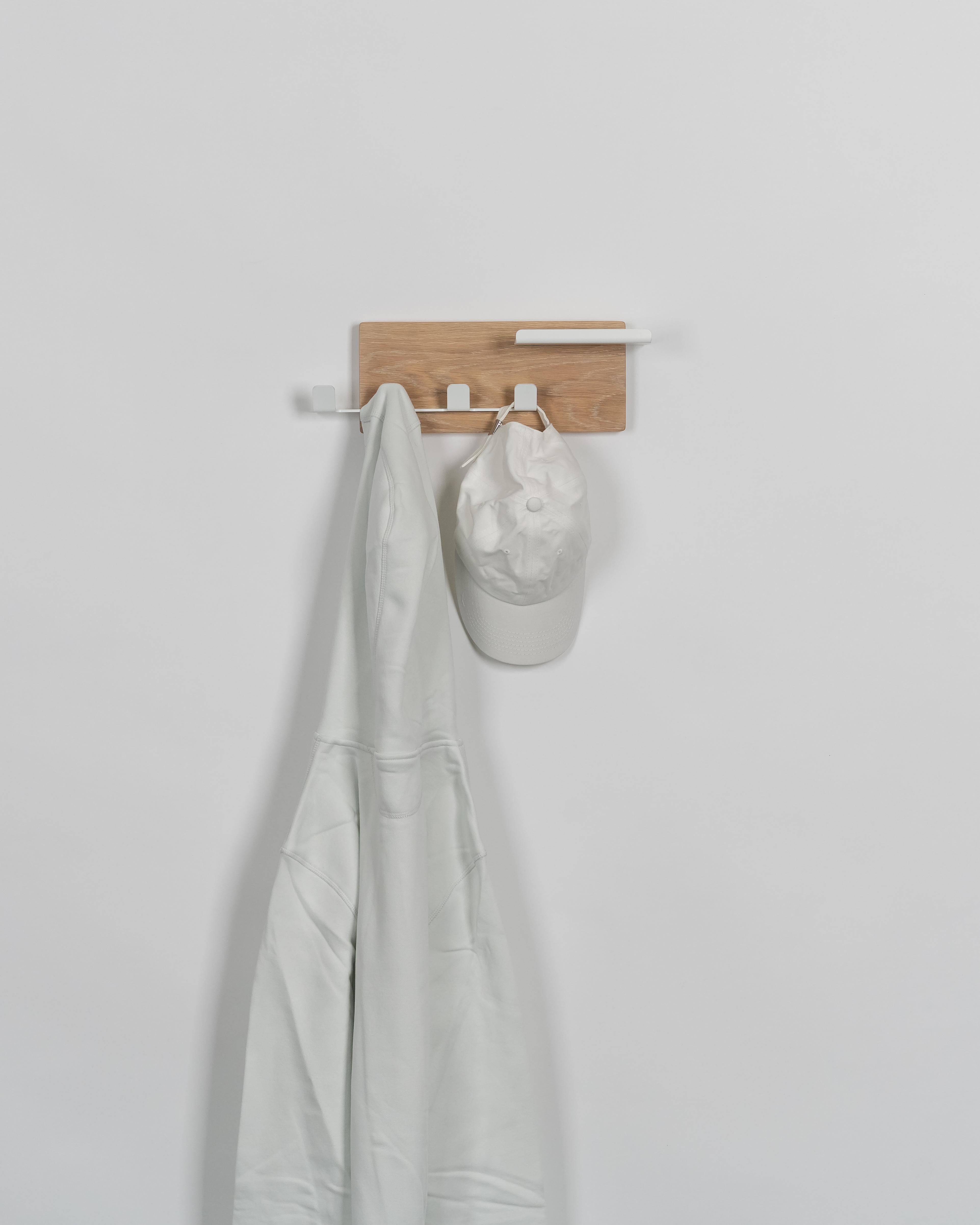Scandinave moderne Petit porte-manteau en Oak Oak blanc avec métal peint par poudrage en blanc - The Scandinavian Modern en vente