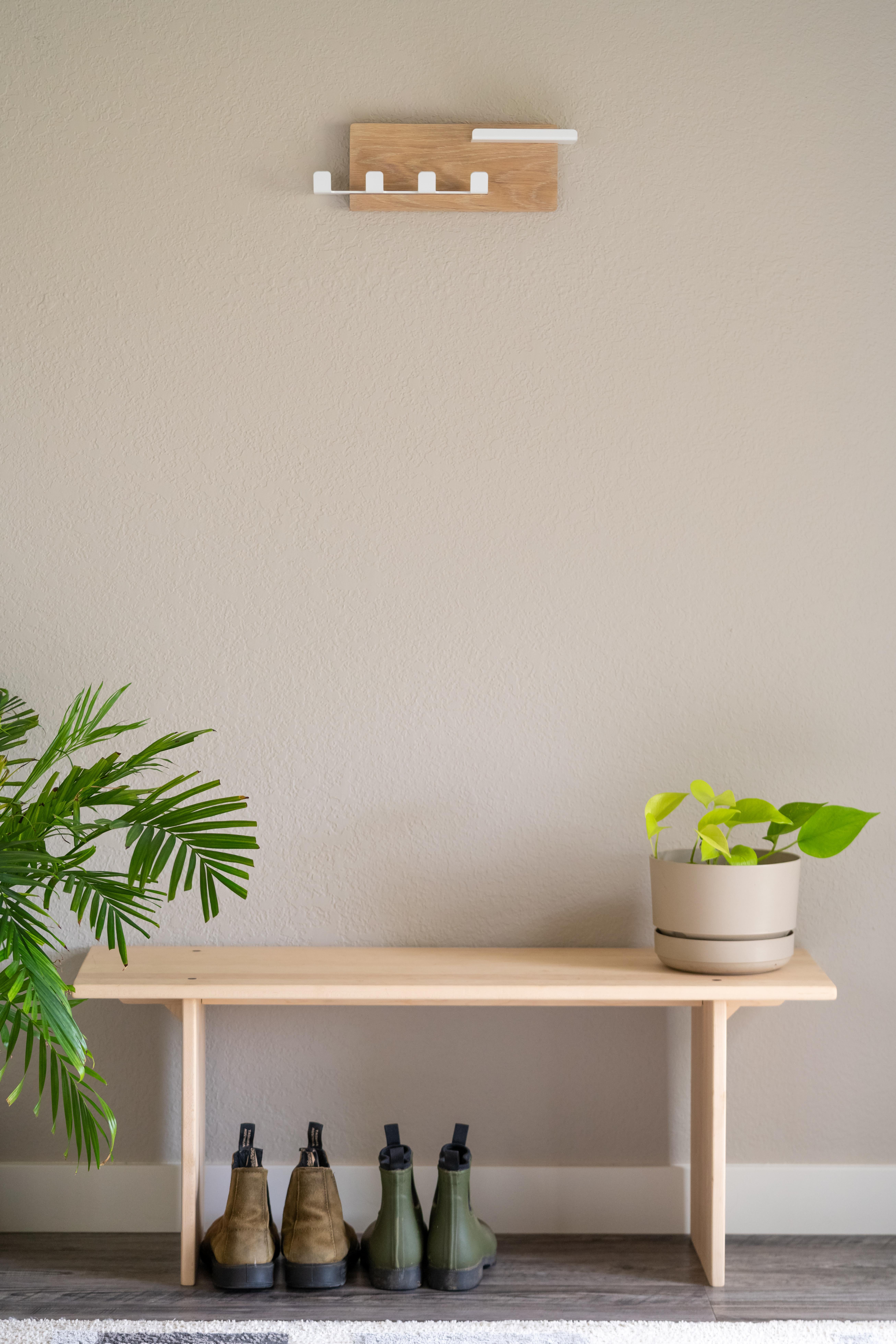 Petit porte-manteau en Oak Oak blanc avec métal peint par poudrage en blanc - The Scandinavian Modern Neuf - En vente à Tualatin, OR
