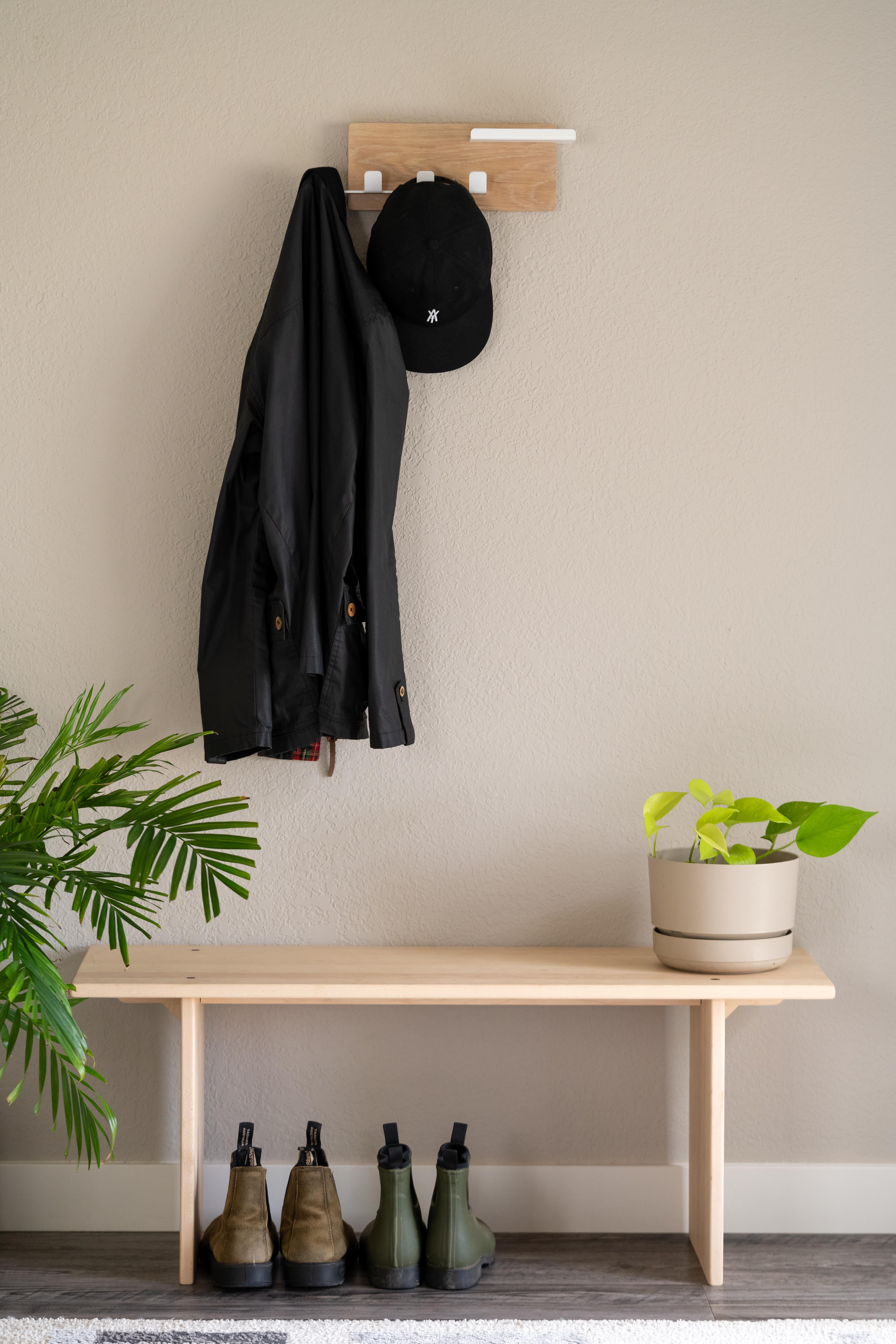 XXIe siècle et contemporain Petit porte-manteau en Oak Oak blanc avec métal peint par poudrage en blanc - The Scandinavian Modern en vente