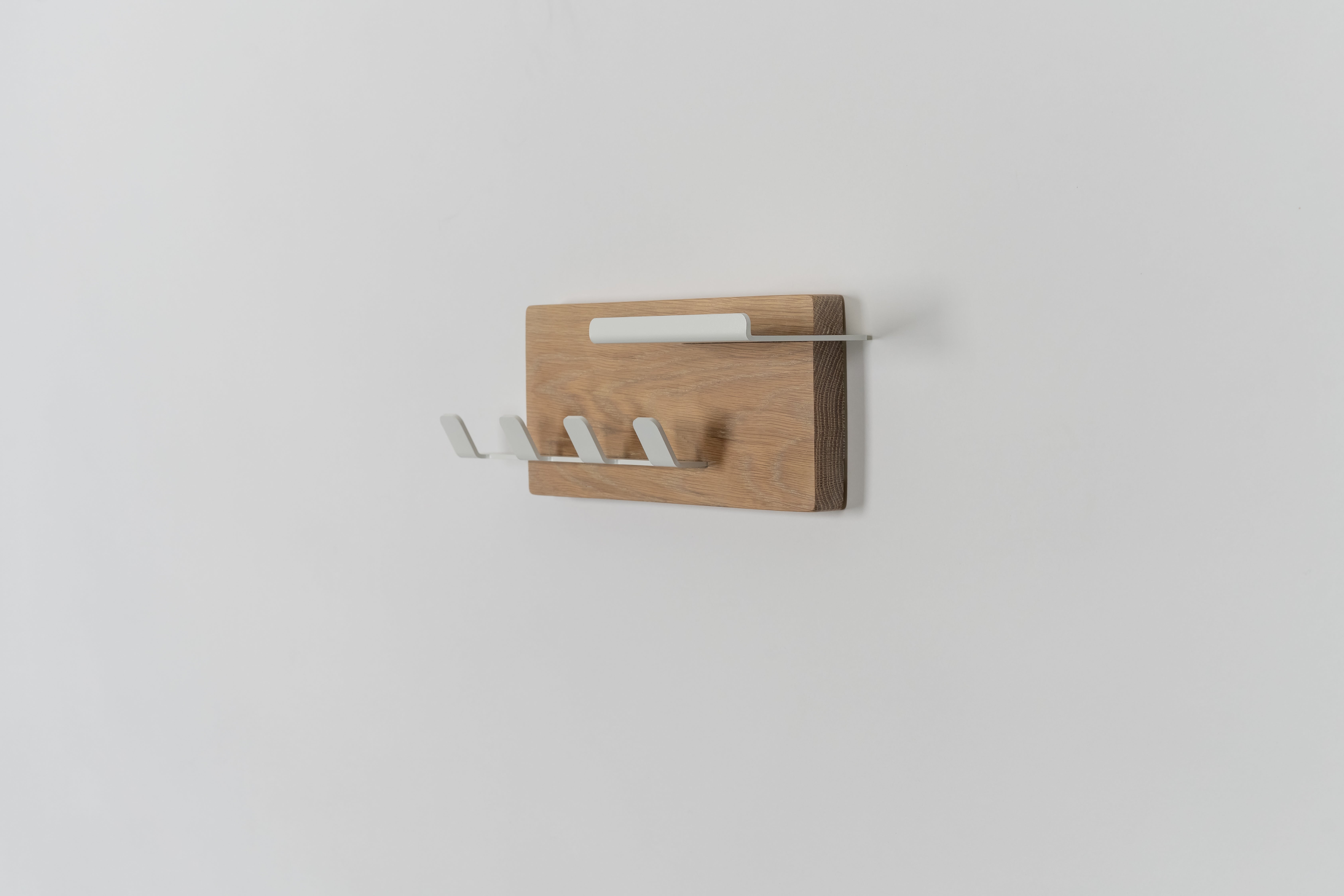Piccolo appendiabiti in Oak bianco con metallo verniciato a polvere bianco - The Modern Scandinavian