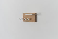 Piccolo appendiabiti in Oak bianco con metallo verniciato a polvere bianco - The Modern Scandinavian