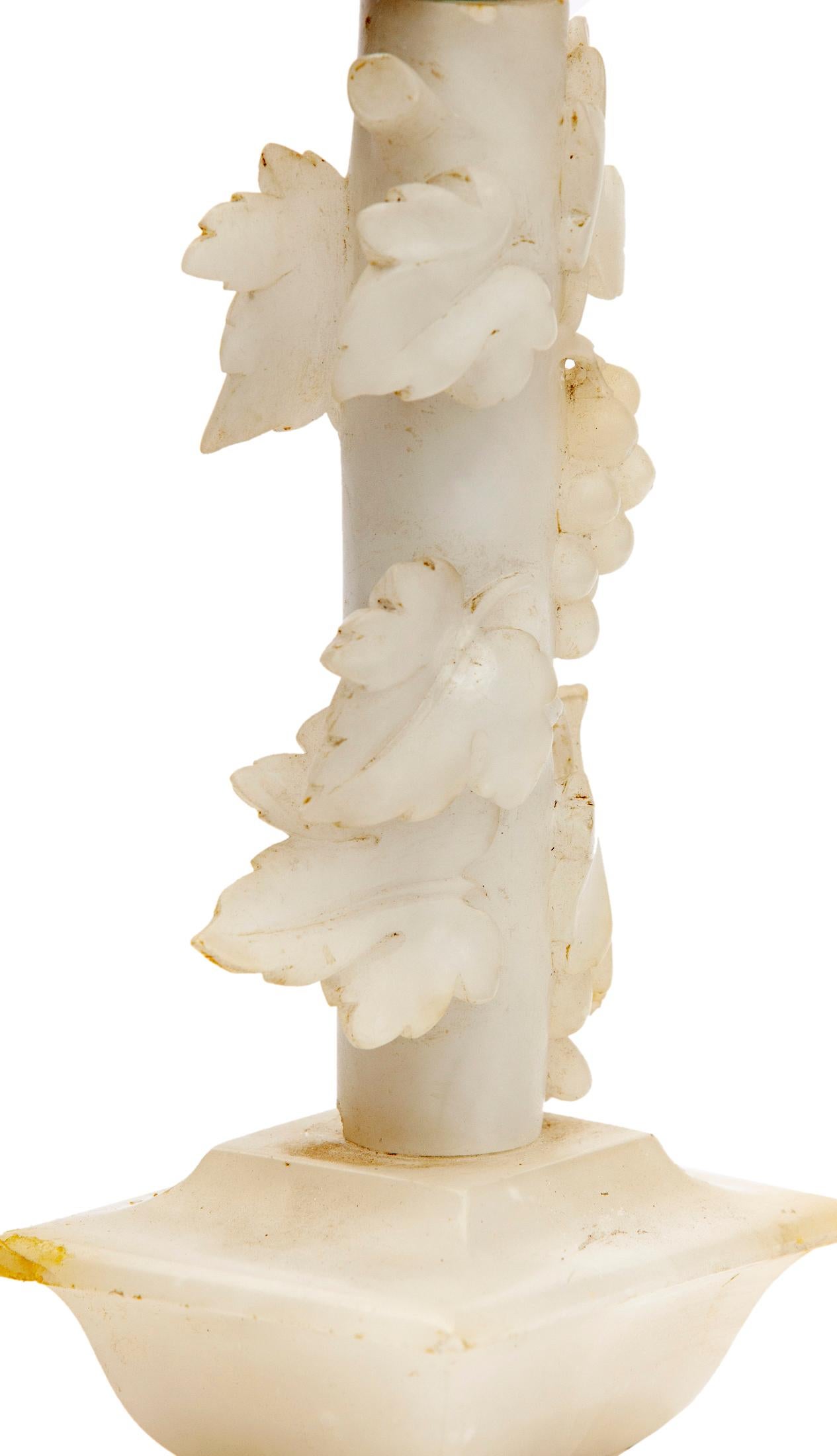 Pequeña lámpara de ónice blanco: una escultural pieza decorativa tallada a mano con vides talladas que envuelven la base arquitectónica. El ónice blanco es un mármol delicado. La pieza, aunque no es perfecta, está en muy buen estado.
Incluye